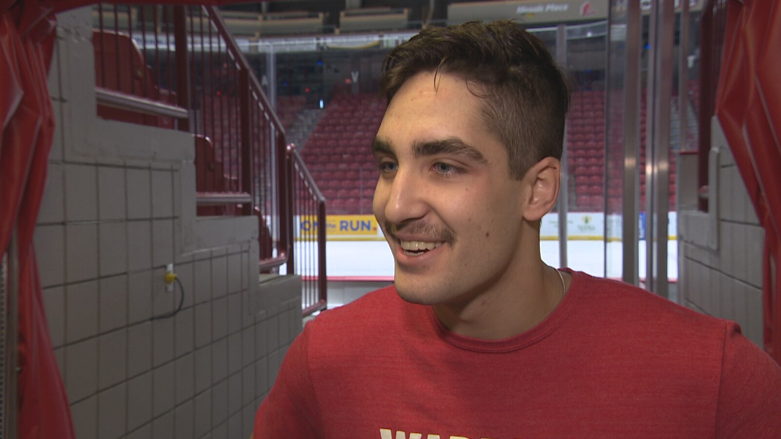 Josh Brook en entrevue près de la patinoire des Warriors de Moose Jaw.