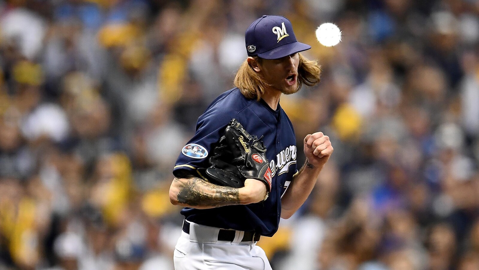 Le lanceur des Brewers Josh Hader célèbre un retrait en 6e manche.