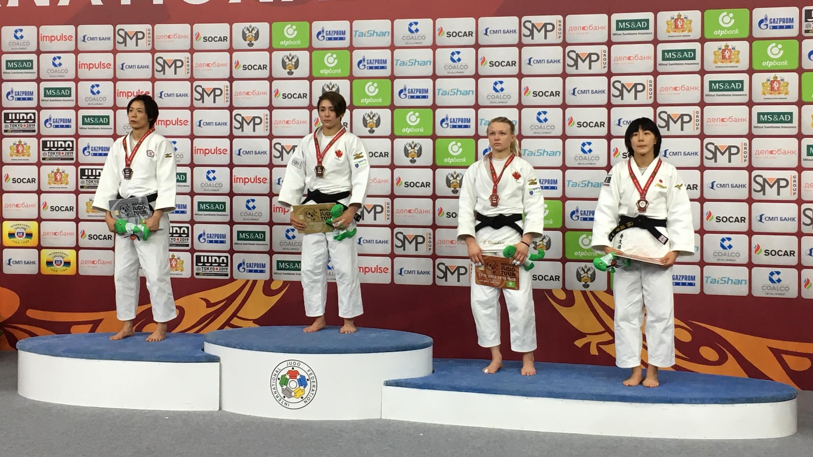 Christa Deguchi (deuxième à gauche) et de Jessica Klimkait (deuxième à droite) sur le podium en Russie