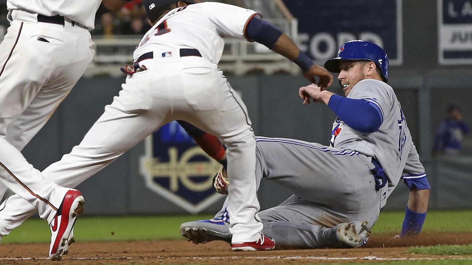 Jorge Polanco (à gauche) retire Justin Smoak en septième manche.