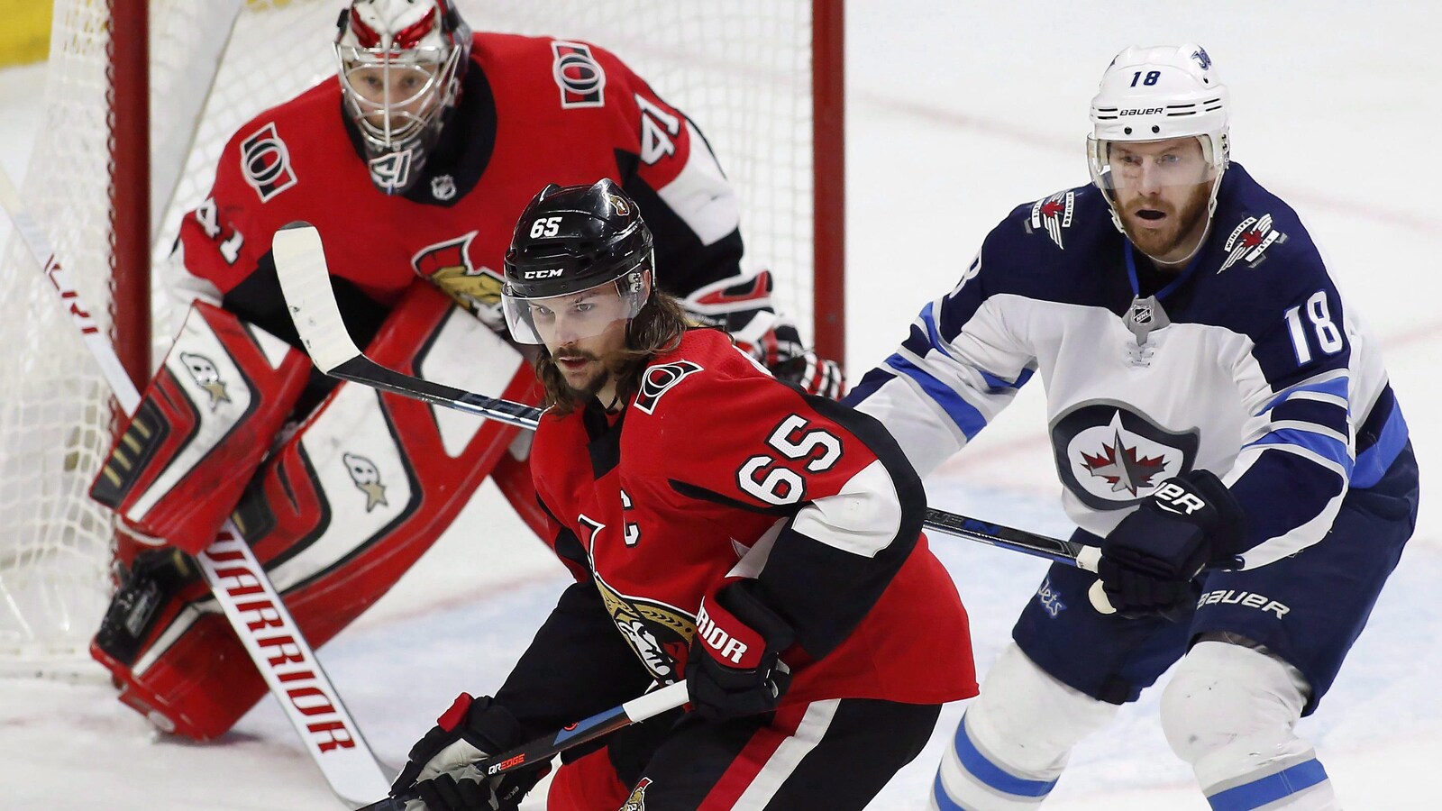 Erik Karlsson tente de défendre le filet du gardien Craig Anderson