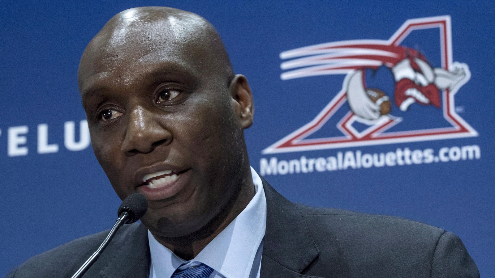Plan rapproché de Kavis Reed en conférence de presse