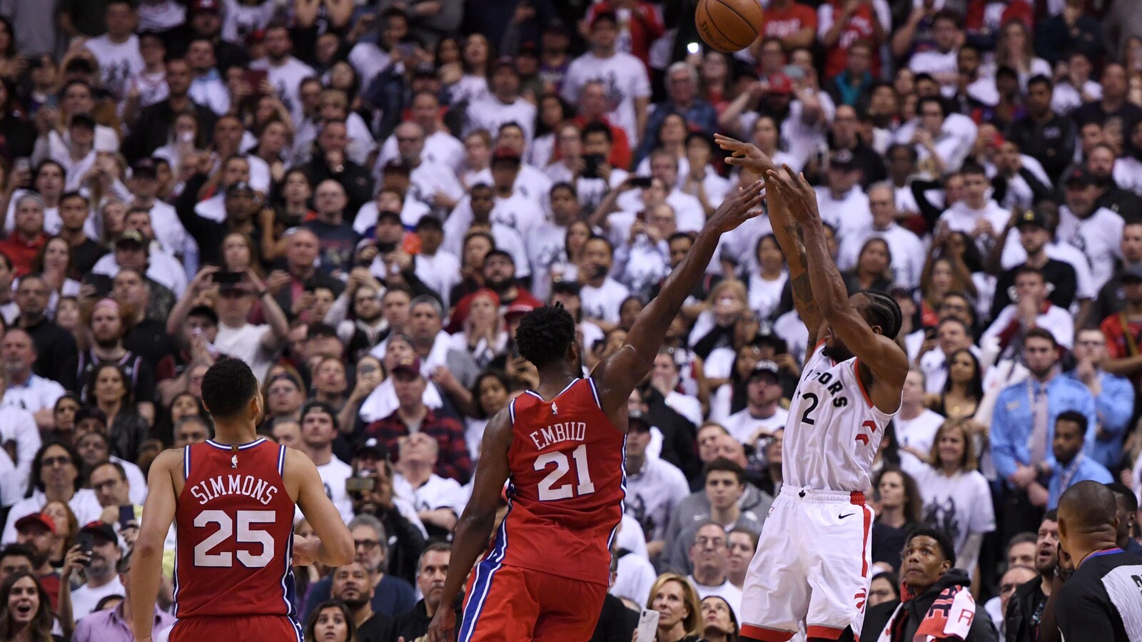 Défendu par Joël Embiid, Kawhi Leonard décoche le dernier tir du match contre les 76ers alors qu'il ne reste que 0,3 secondes au cadran.