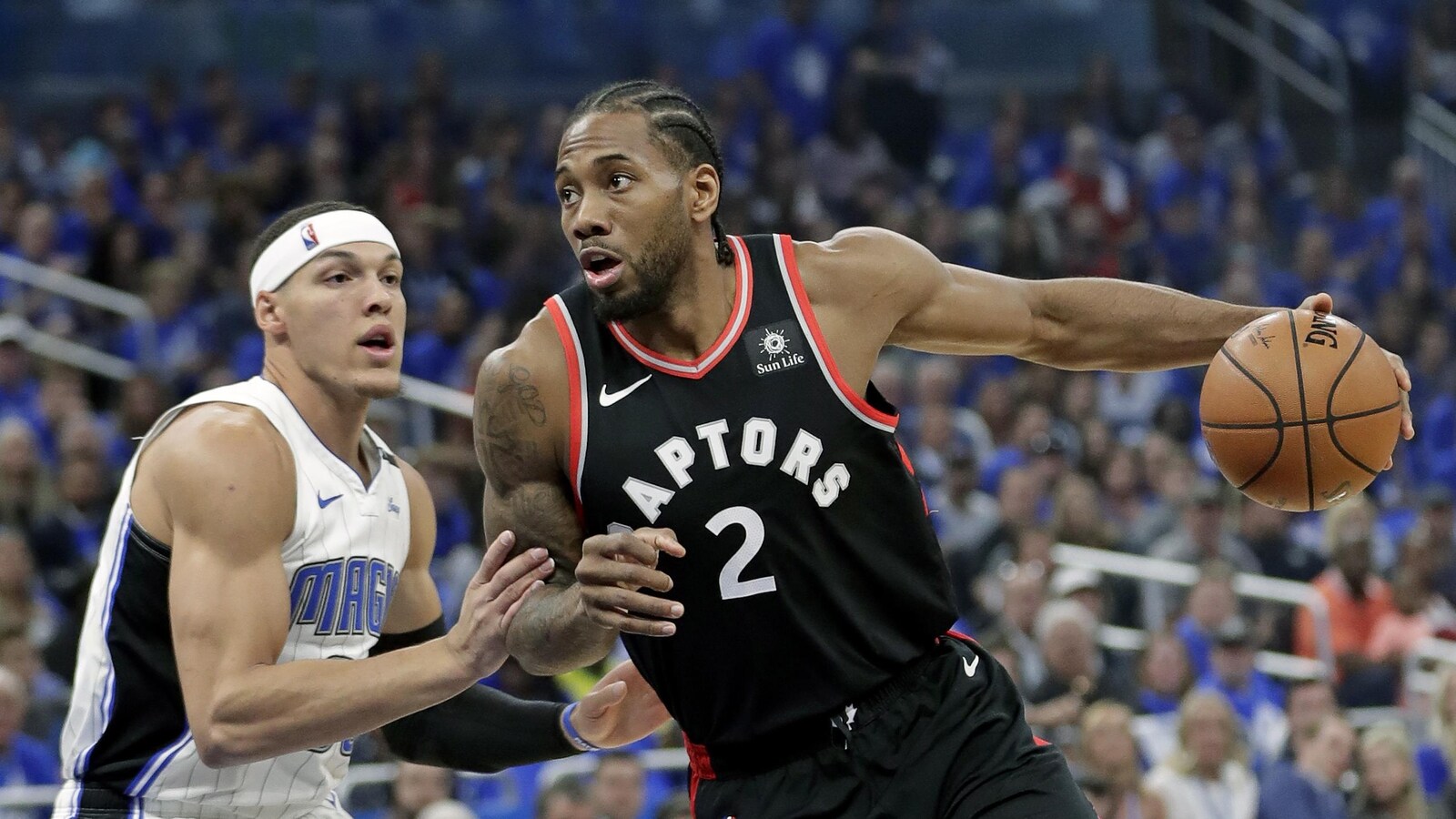 Kawhi Leonard (à droite) tente de se démarquer d'Aaron Gordon.