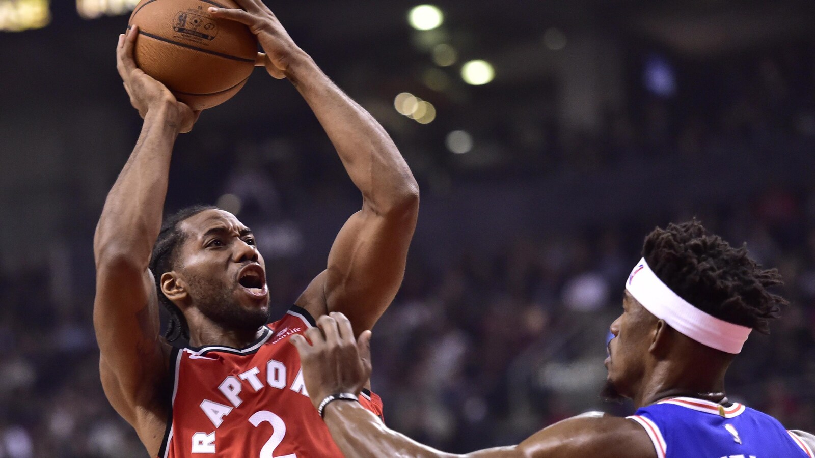 Kawhi Leonard des Raptors devant Jimmy Butler des 76ers