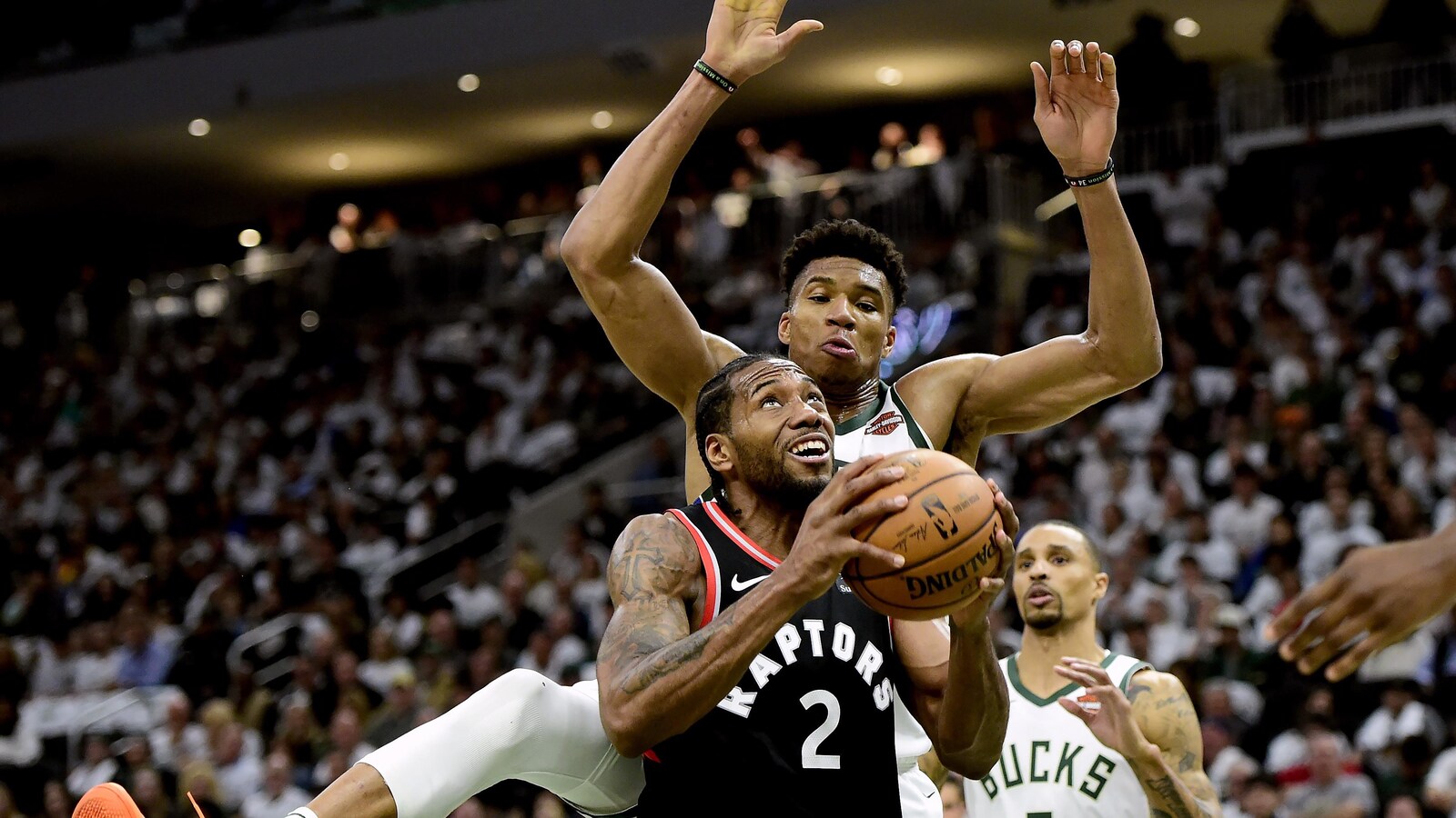 Kawhi Leonard est surveillé étroitement par Giannis Antetokounmpo.
