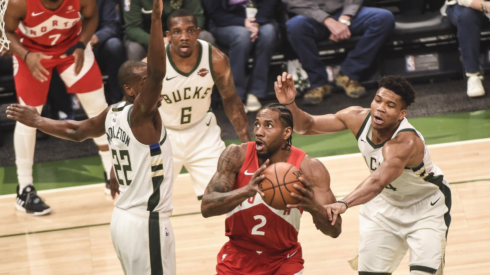 Kawhi Leonard est bien surveillé par deux joueurs des Bucks.