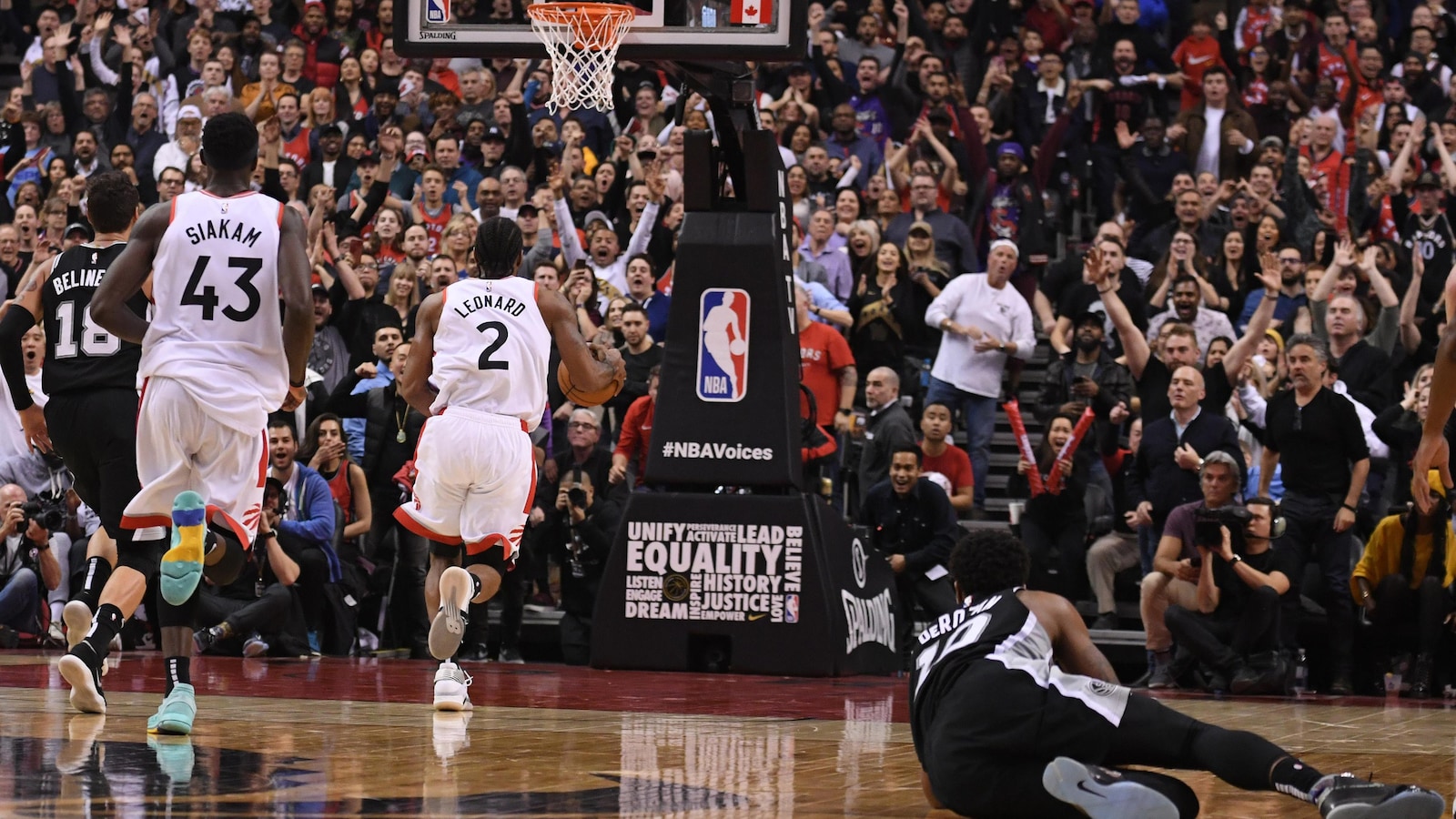 Kawhi Leonard fonce au panier après avoir enlevé le ballon à DeMar DeRozan.