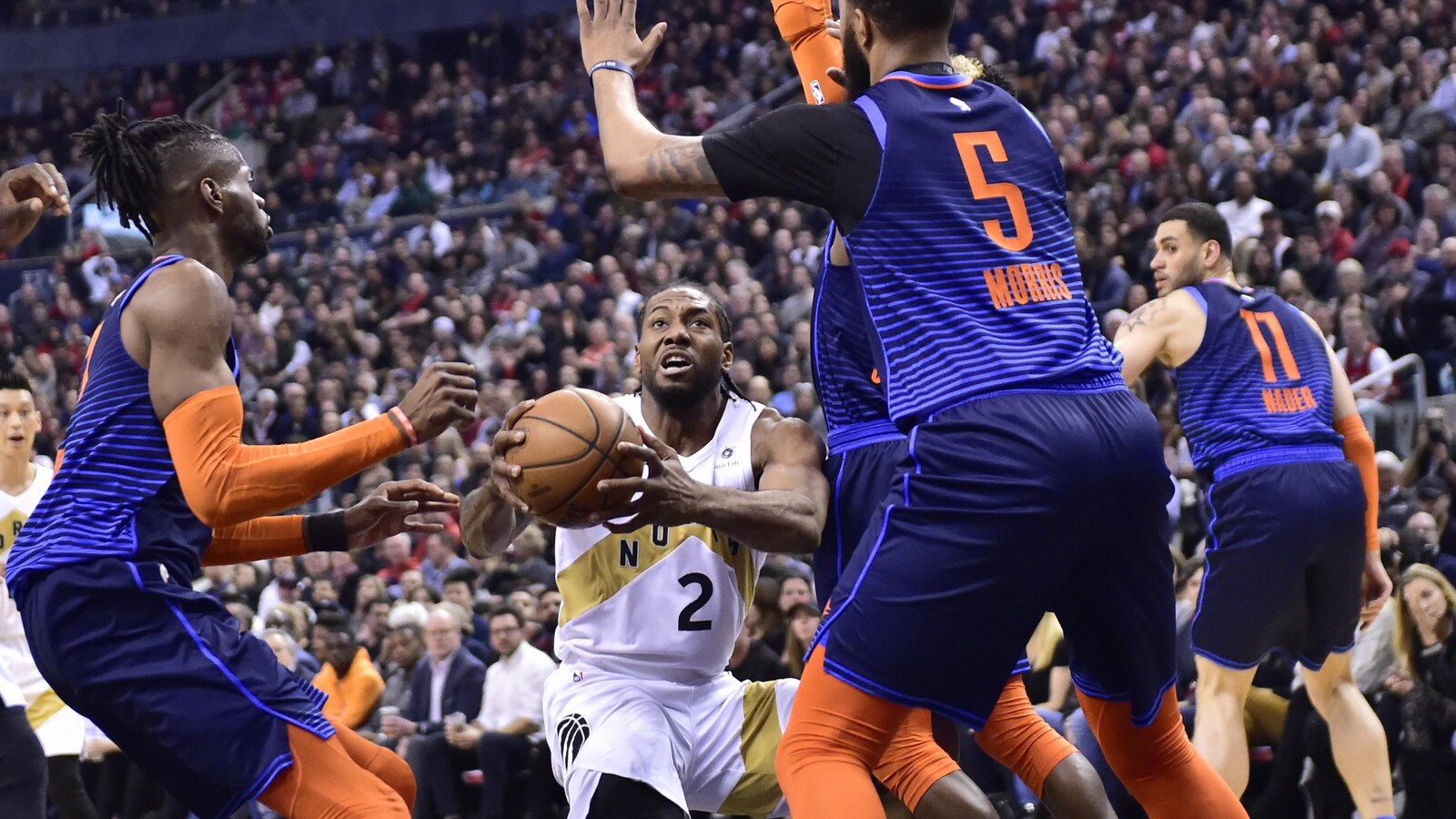 Kawhi Leonard (au centre) surveillé par trois joueurs du Thunder d'Oklahoma City.