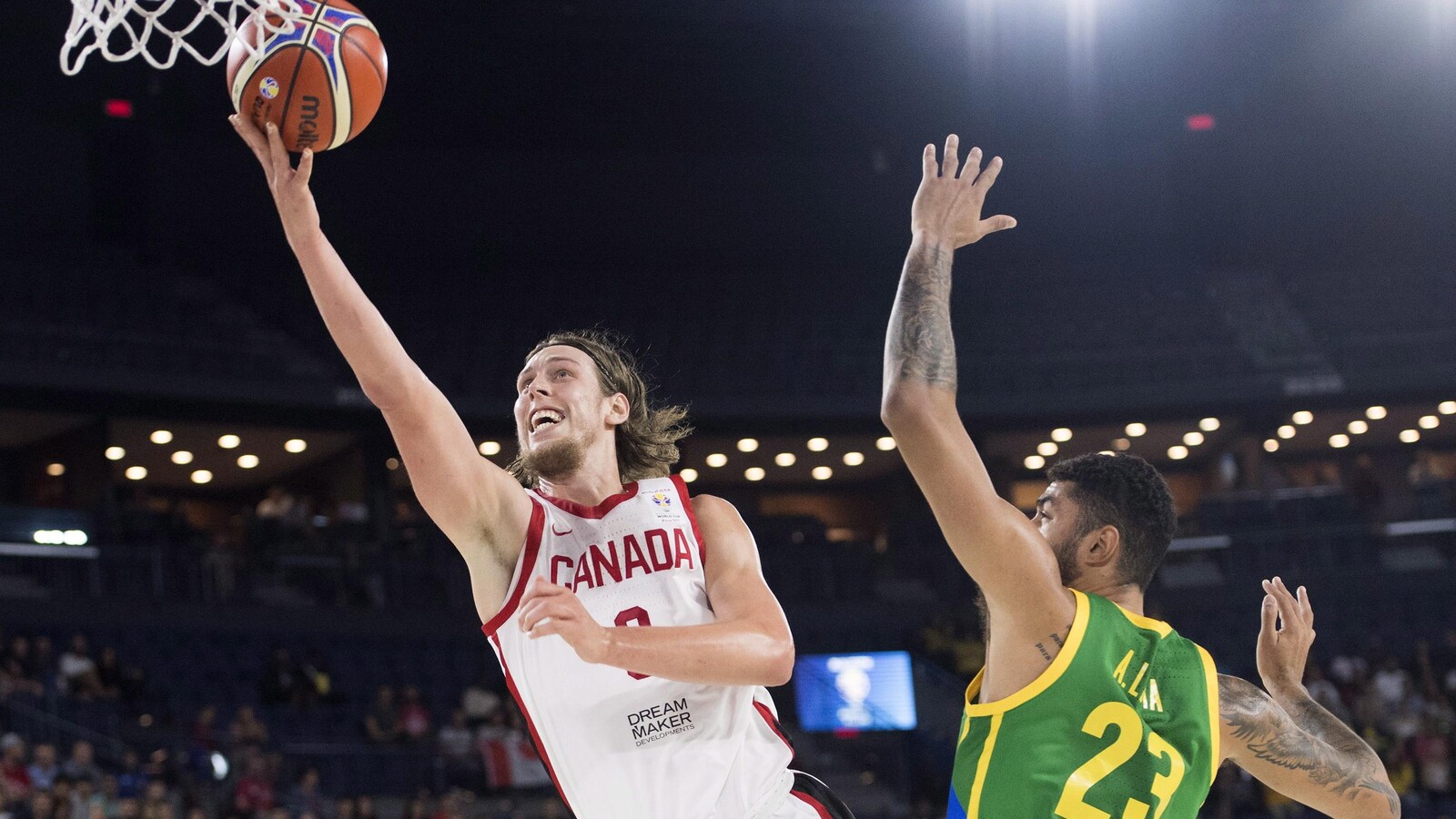 Kelly Olynyk (à gauche) et Augusto Lima