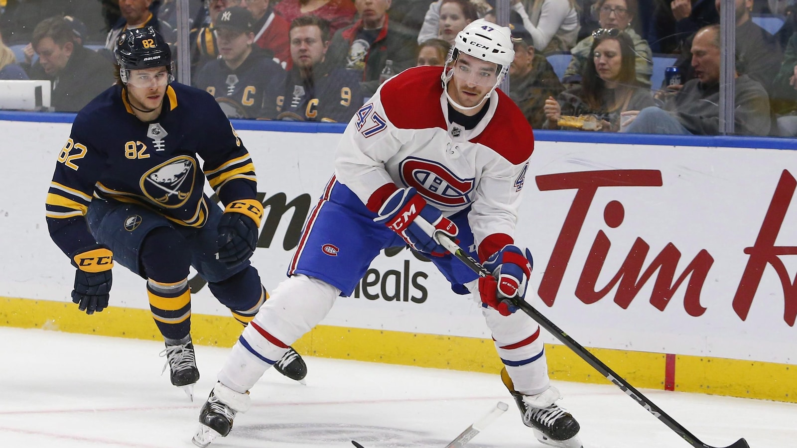 Kenny Agostino contrôle la rondelle, surveillé par Nathan Beaulieu, dans un match entre le Canadien de Montréal et les Sabres à Buffalo.
