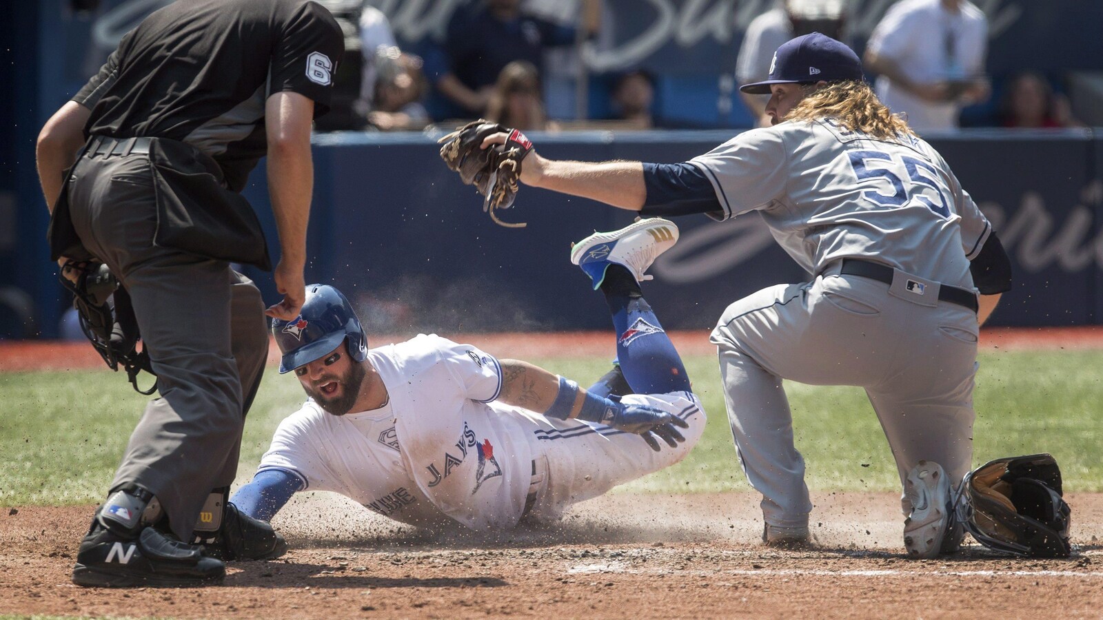 Le receveur des Rays Ryne Stanek est incapable de toucher Kevin Pillar.