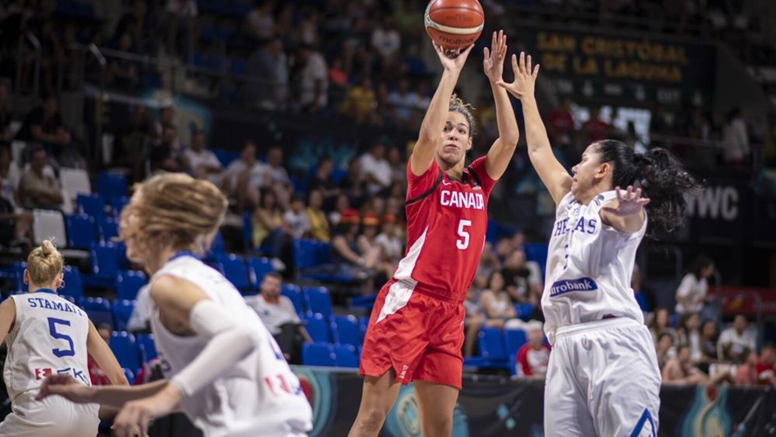 Kia Nurse lance le ballon au panier.