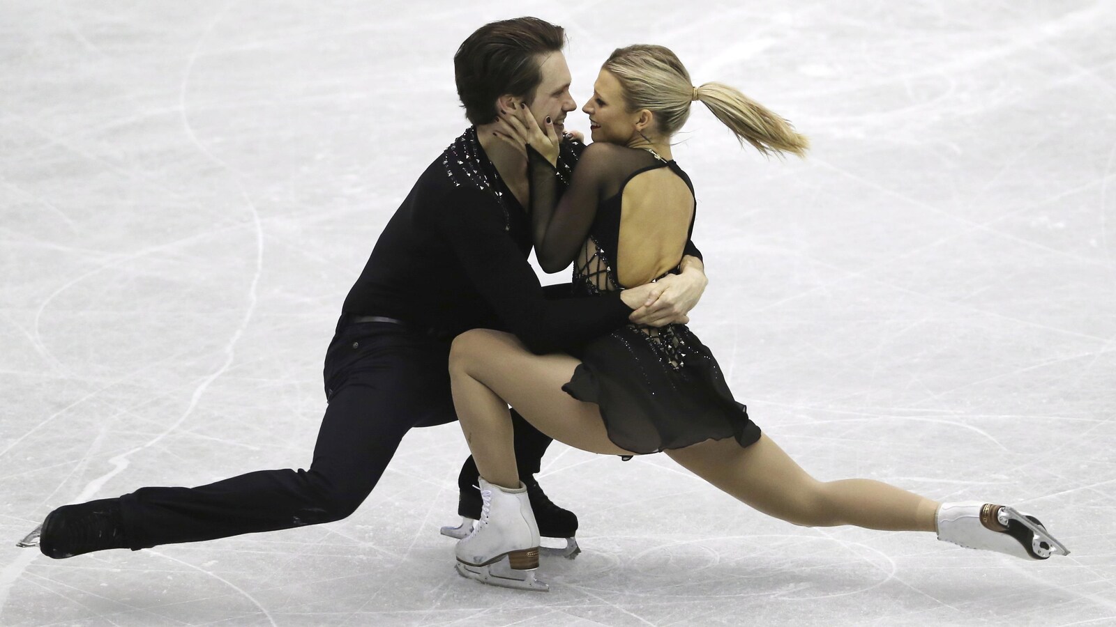 Kirsten Moore-Towers et Michael Marinaro durant leur prestation du programme libre en couples au Trophée NHK d'Hiroshima, au Japon