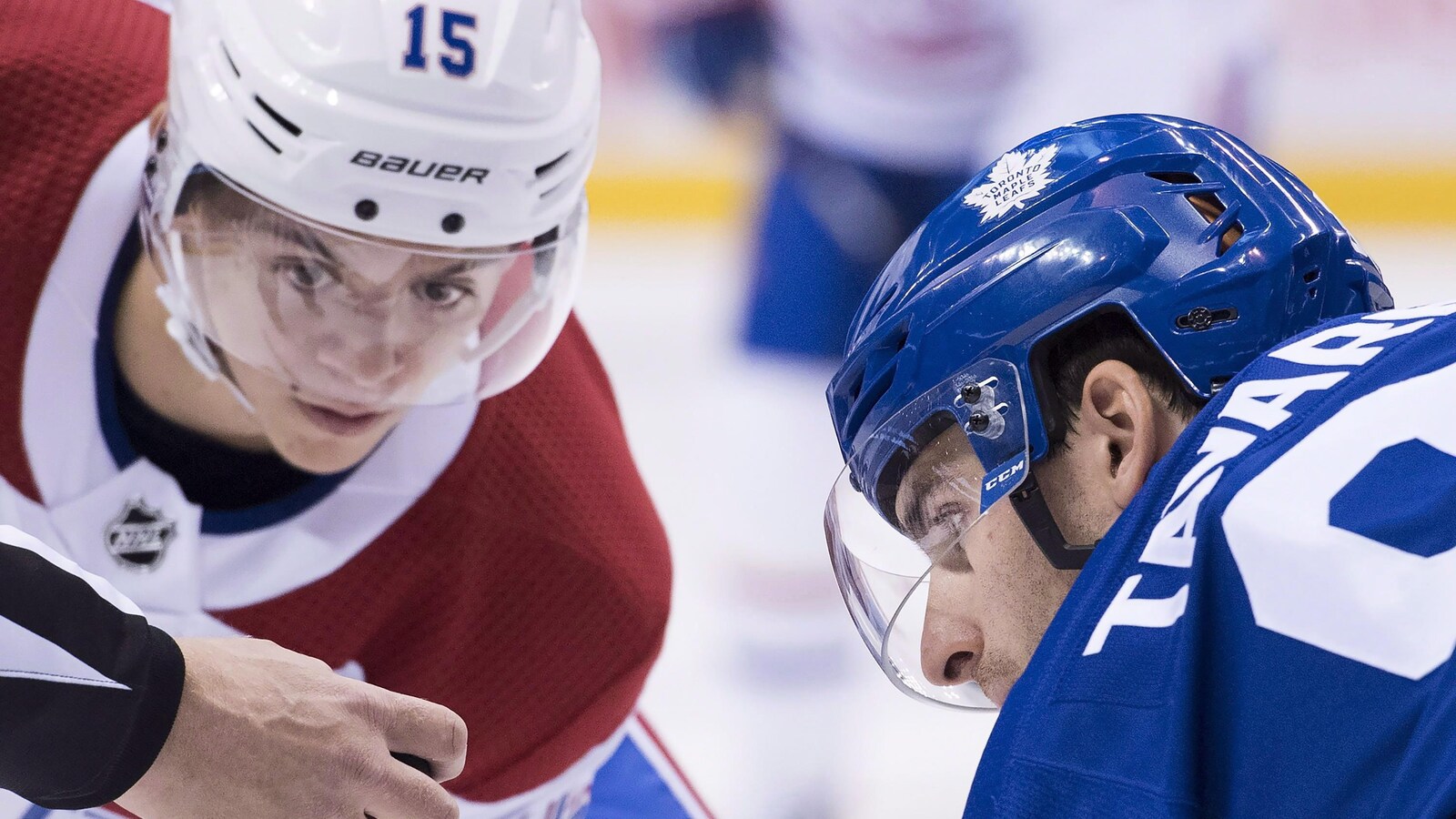 Jesperi Kotkaniemi du Canadien face à John Tavares des Maple Leafs