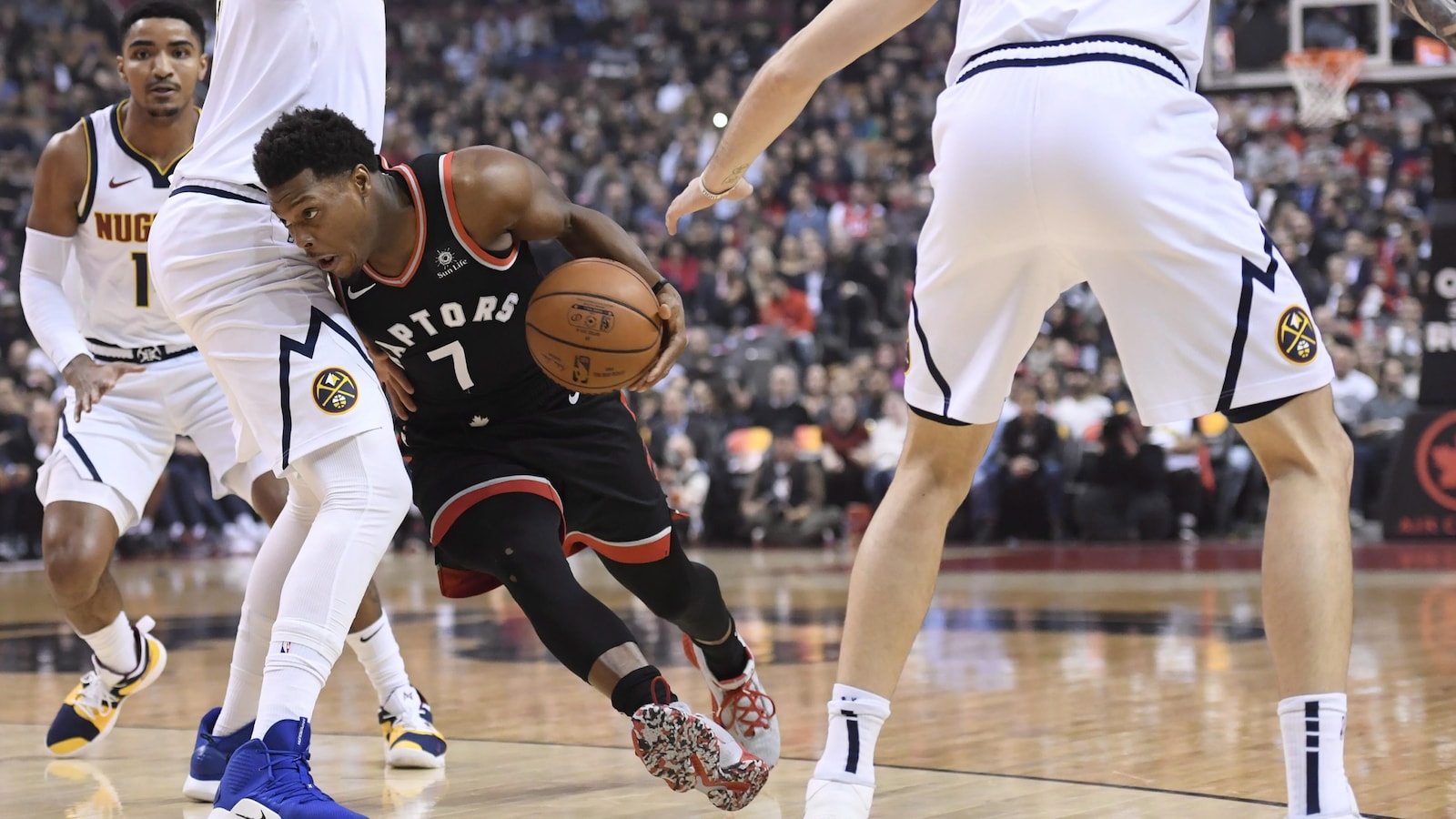 Kyle Lowry parmi les géants Nikola Jokic et Juan Hernangomez des Nuggets