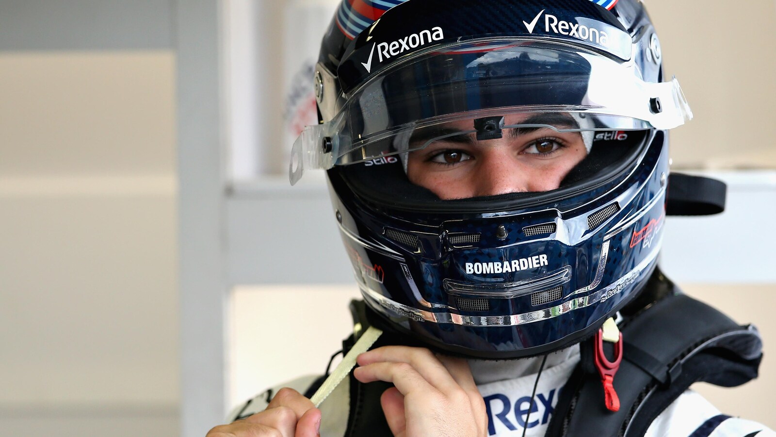 Lance Stroll met son casque.