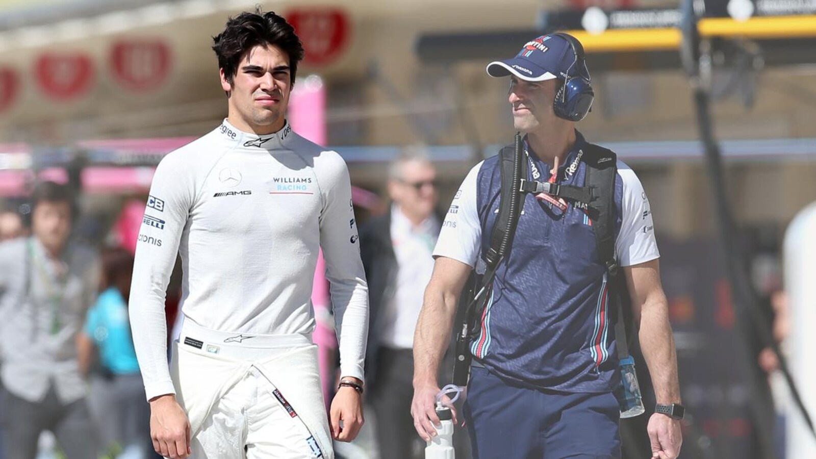 Lance Stroll marche dans la zone des puits du circuit d'Austin.