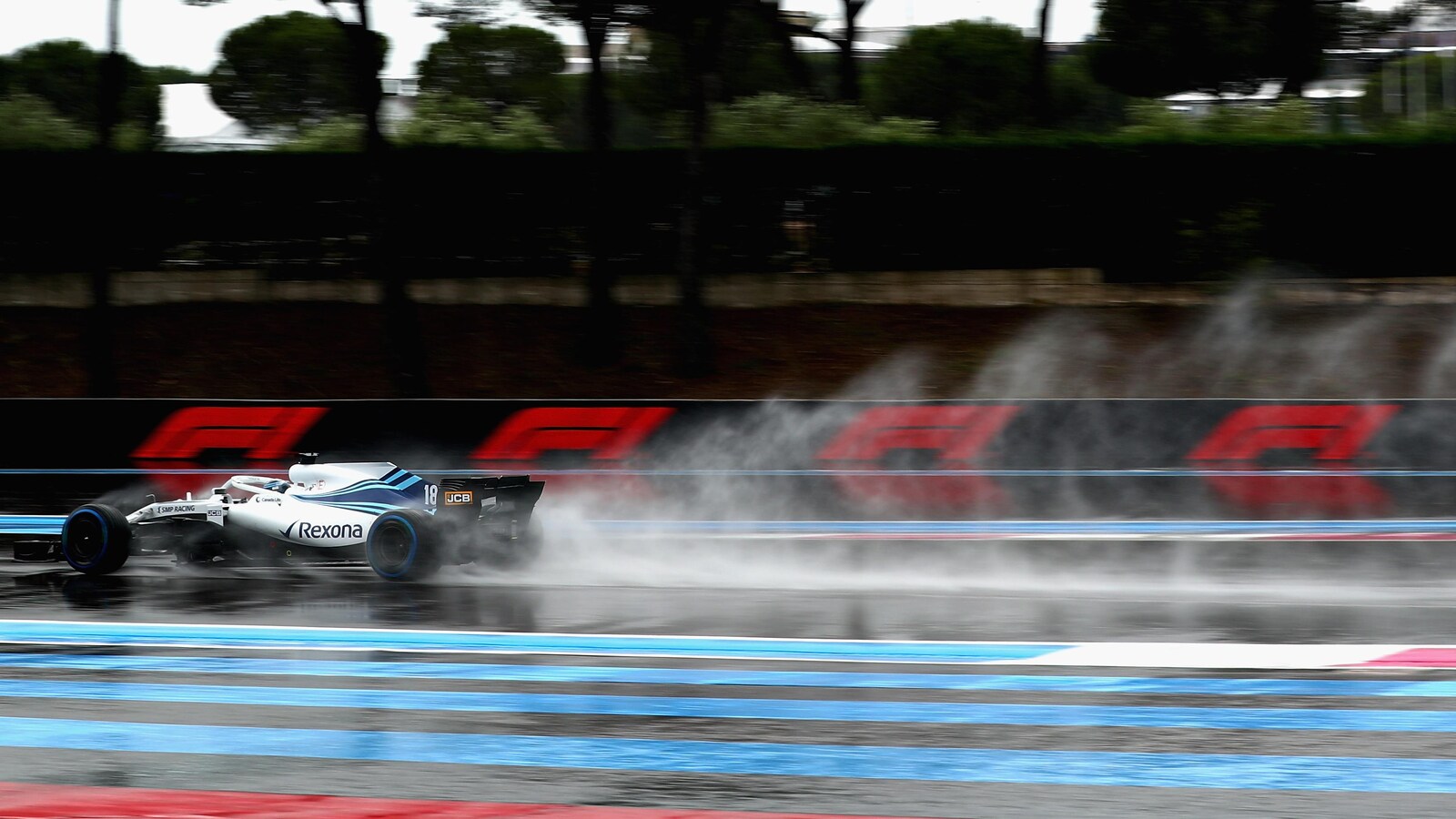 Lance Stroll tourne sur la piste détrempée au circuit Paul-Ricard en France