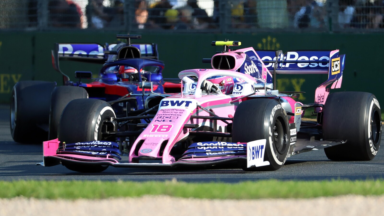 Lance Stroll (no 18) devant la Toro Rosso de Daniil Kvyat lors du Grand Prix d'Australie