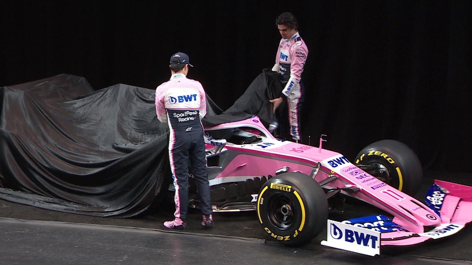 Sergio Perez et Lance Stroll (au fond) lèvent le voile sur la RP19, la voiture de l'équipe Racing Point pour la saison 2019