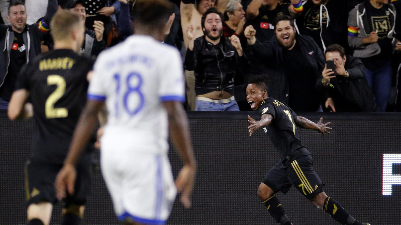 Latif Blessing (à droite) célèbre son but marqué contre l'Impact.