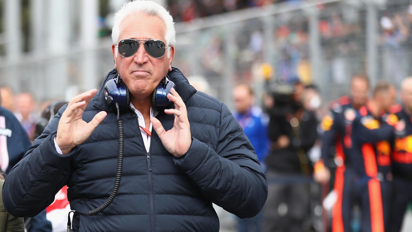 Lawrence Stroll marche sur la grille de départ du Grand Prix d'Azerbaïdjan à Bakou.