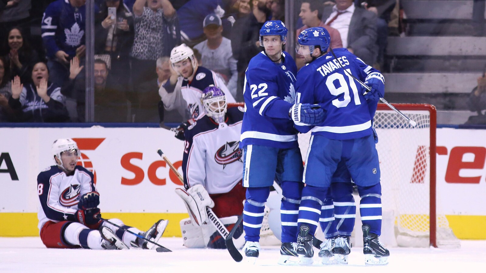 Nikita Zaitsev le félicite après son deuxième but du match.