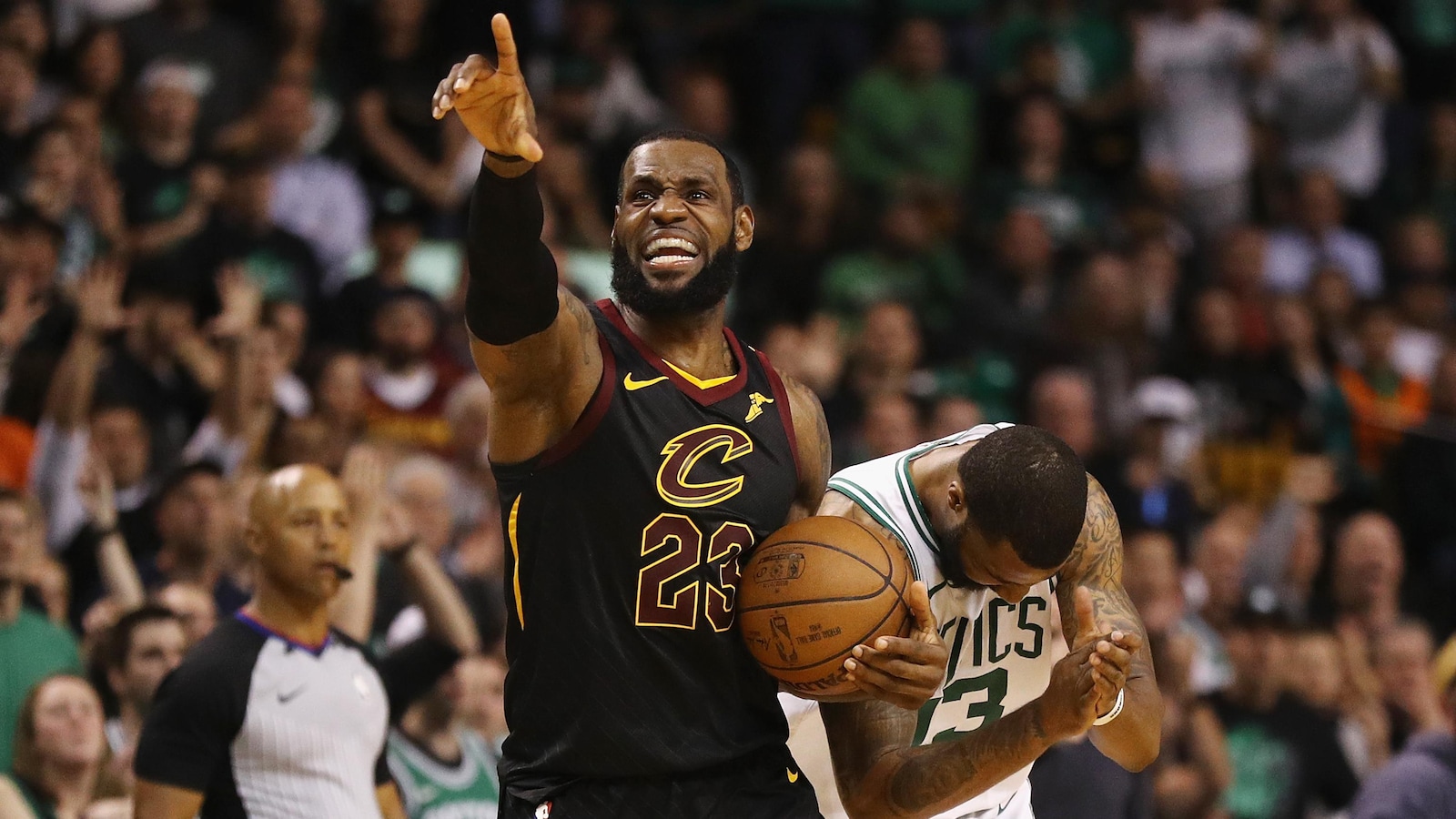 LeBron James souriant.