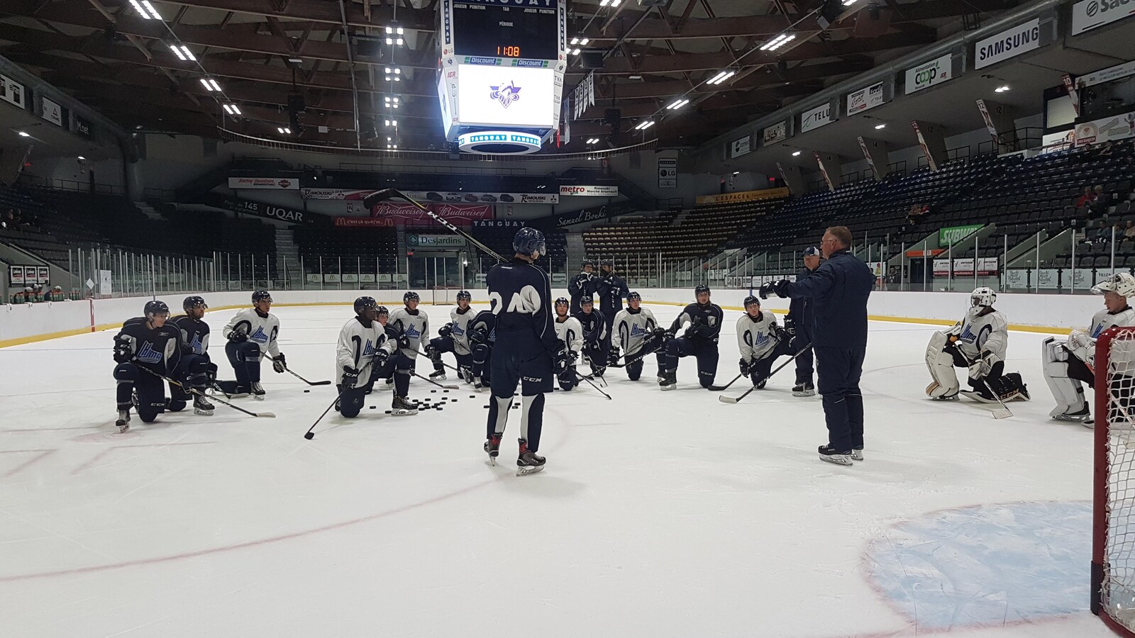 Joueurs et entraîneurs de l'Océanic de Rimouski sur la patinoire du Colisée Financière Sun Life