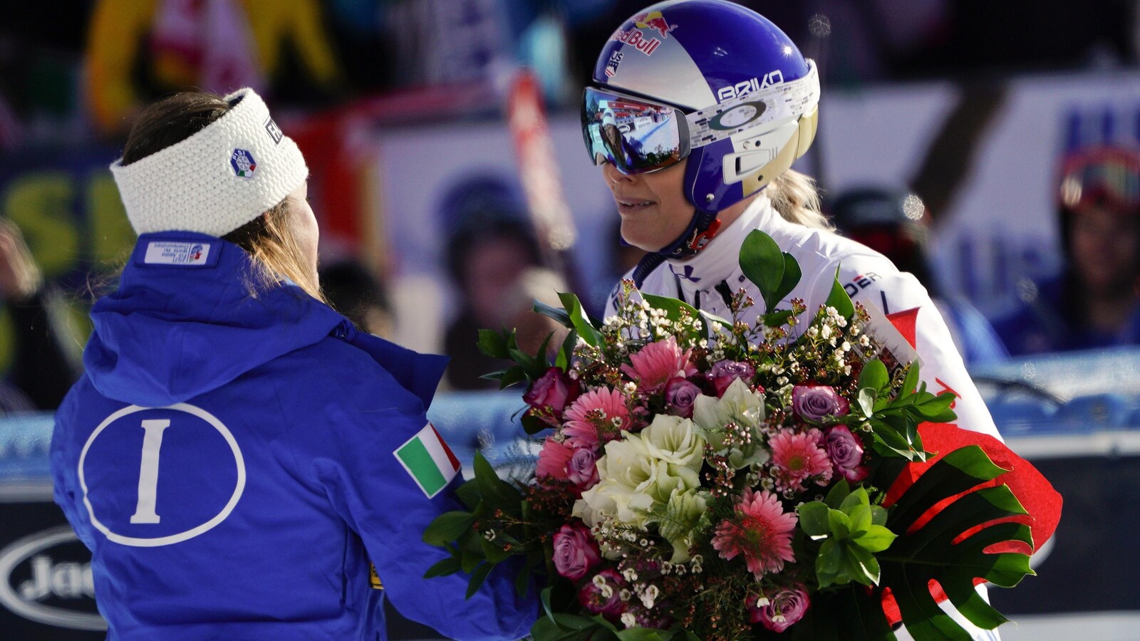Lindsey Vonn a reçu un bouquet des mains de sa meilleure amie et spécialiste de la descente, l'Italienne Sofia Goggia.