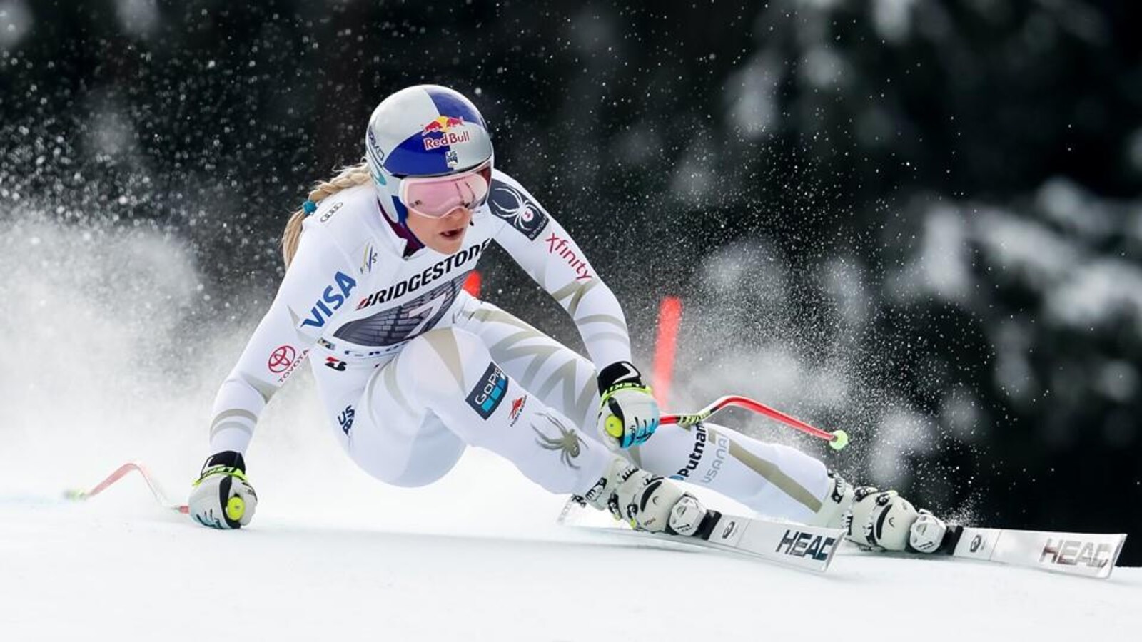 Elle est penchée près de la piste.