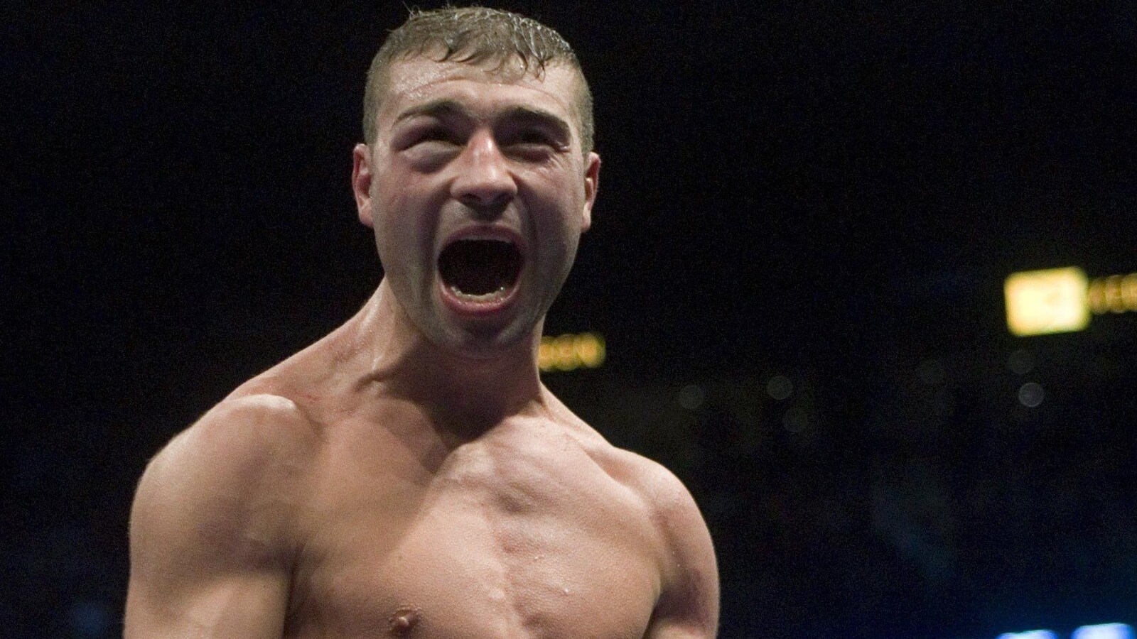 Il lance un cri dans le ring.