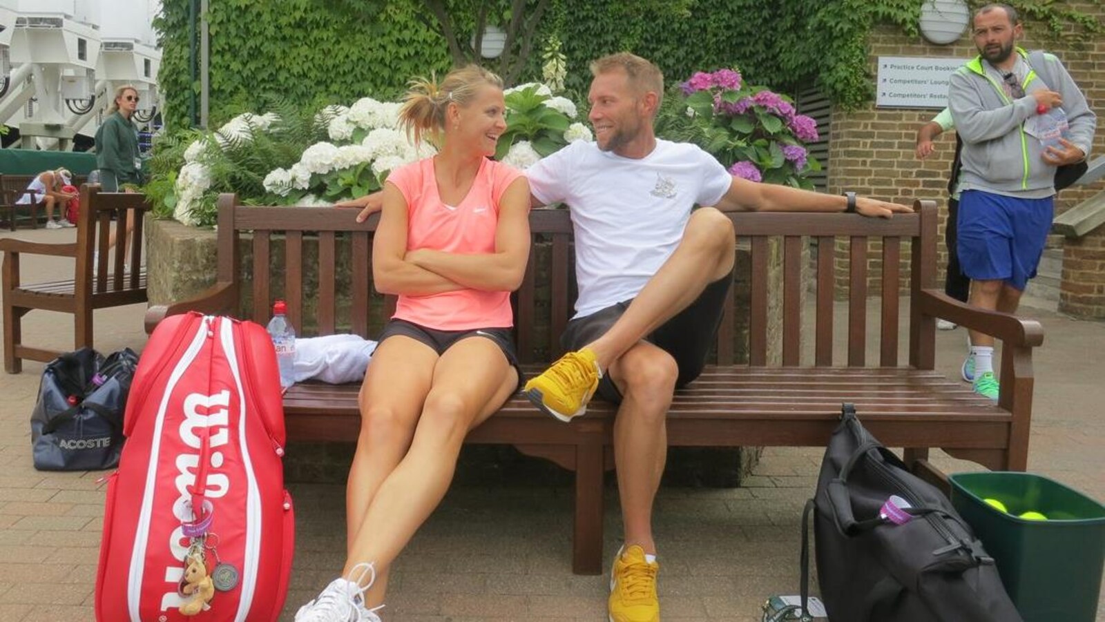 Ils se regardent assis sur un banc.