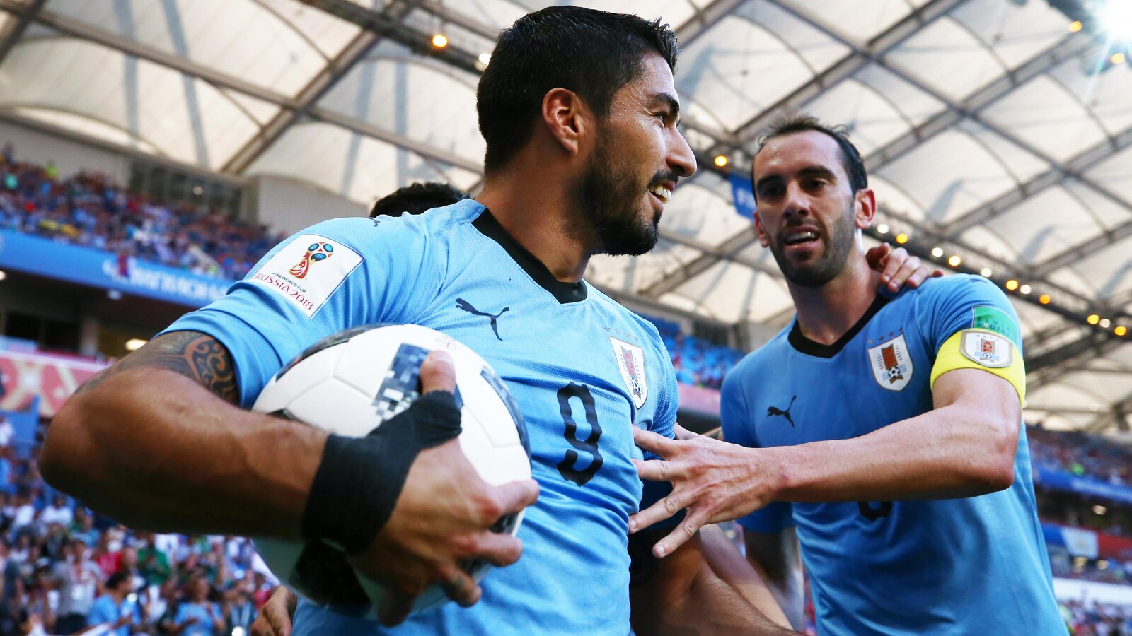 Luis Suarez tient dans sa main le ballon du match après son but contre l'Arabie saoudite.