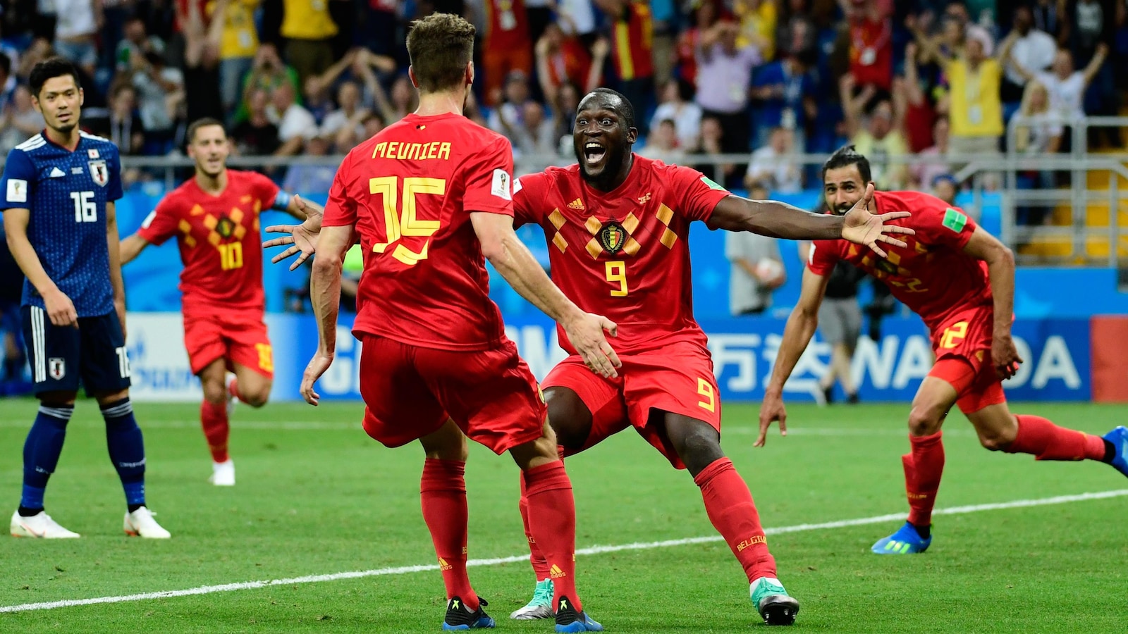 Romelu Lukaku (9) célèbre le but de la victoire belge avec Thomas Meunier.