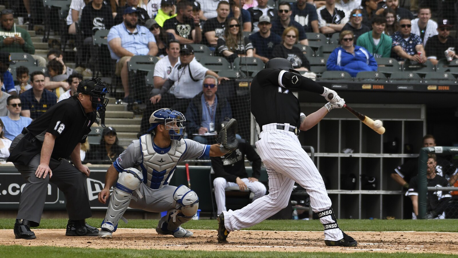 Luke Maile (centre) et Yonder Alonso (droite)