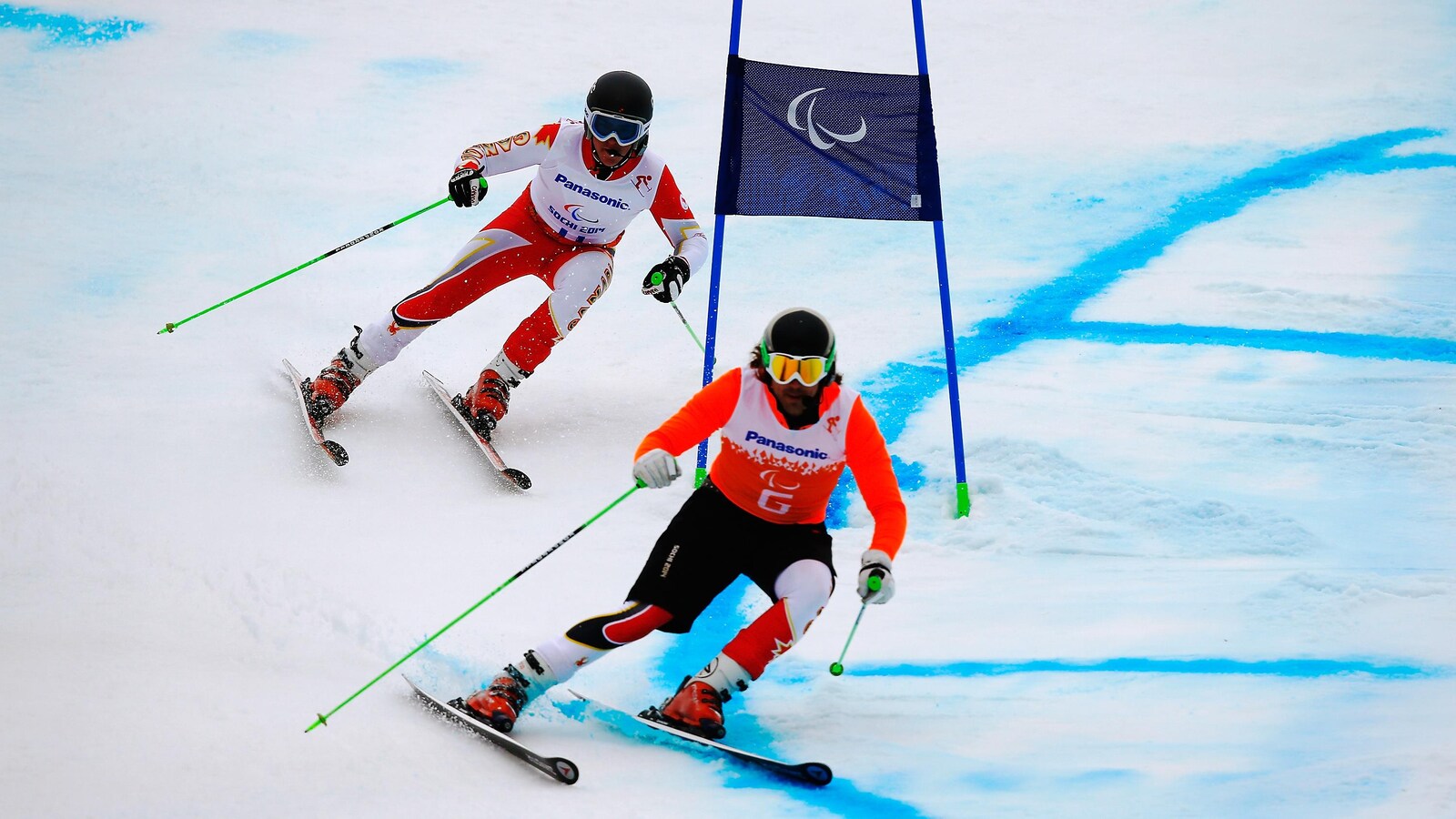 Mac Marcoux suit son ancien guide Robin Femy pendant un épreuve de paraski alpin, aux Jeux paralympiques de Sotchi, en 2014.