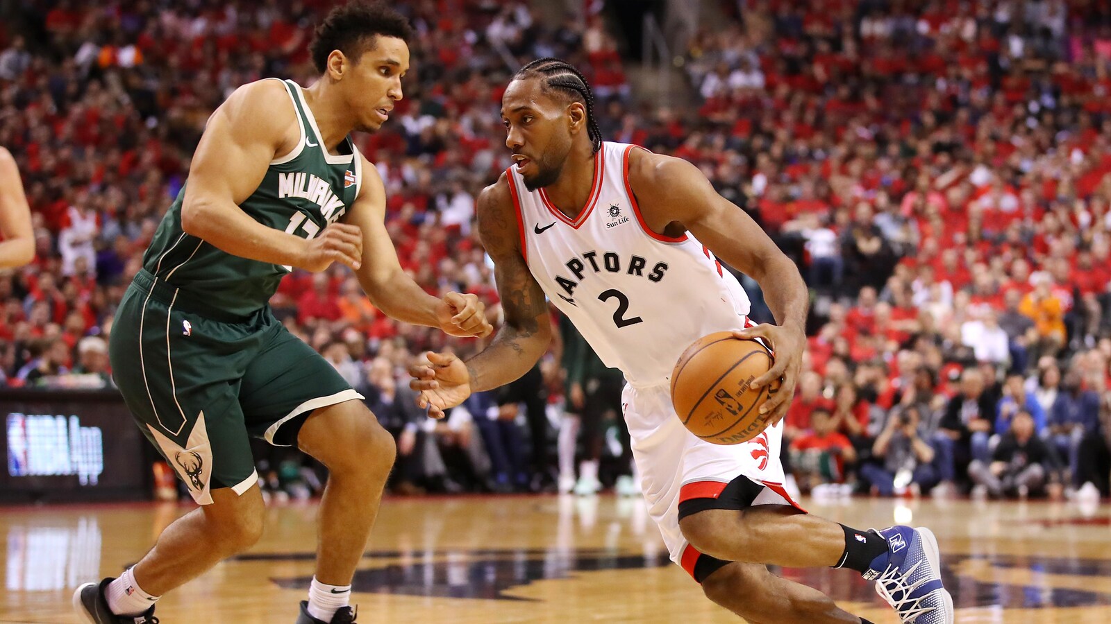 Malcolm Brogdon (no 13) et Kawhi Leonard (no 2)