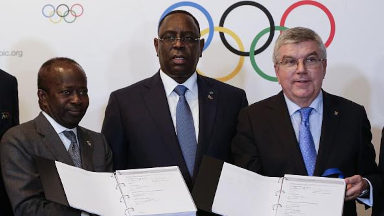 Mamadou Diagna Ndiaye, membre du Comité olympique sénégalais, le président du Sénégal Macky Sali et le président du CIO Thomas Bach.