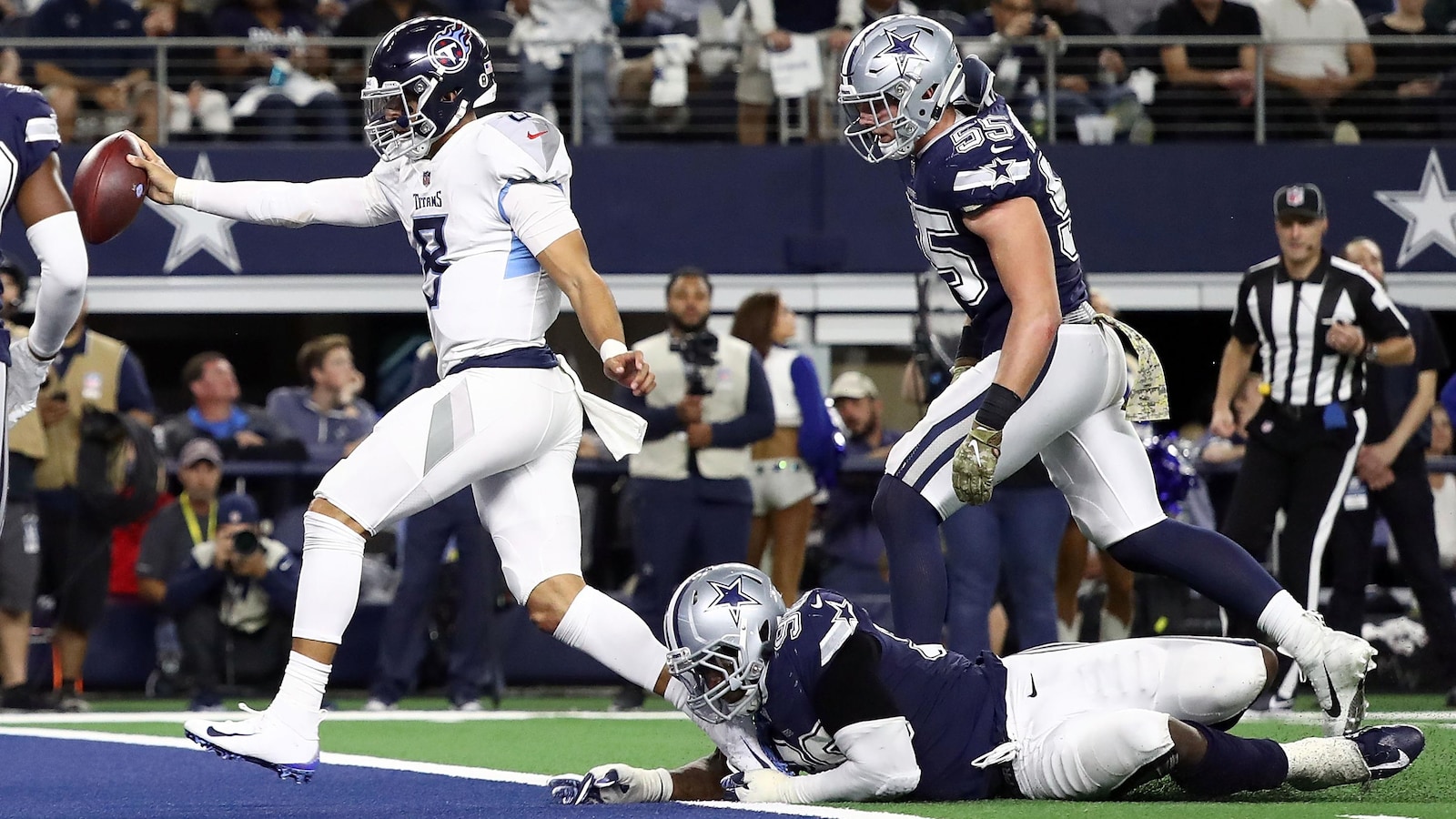 Marcus Mariota des Titans du Tennessee marque un touché contre les Cowboys de Dallas.