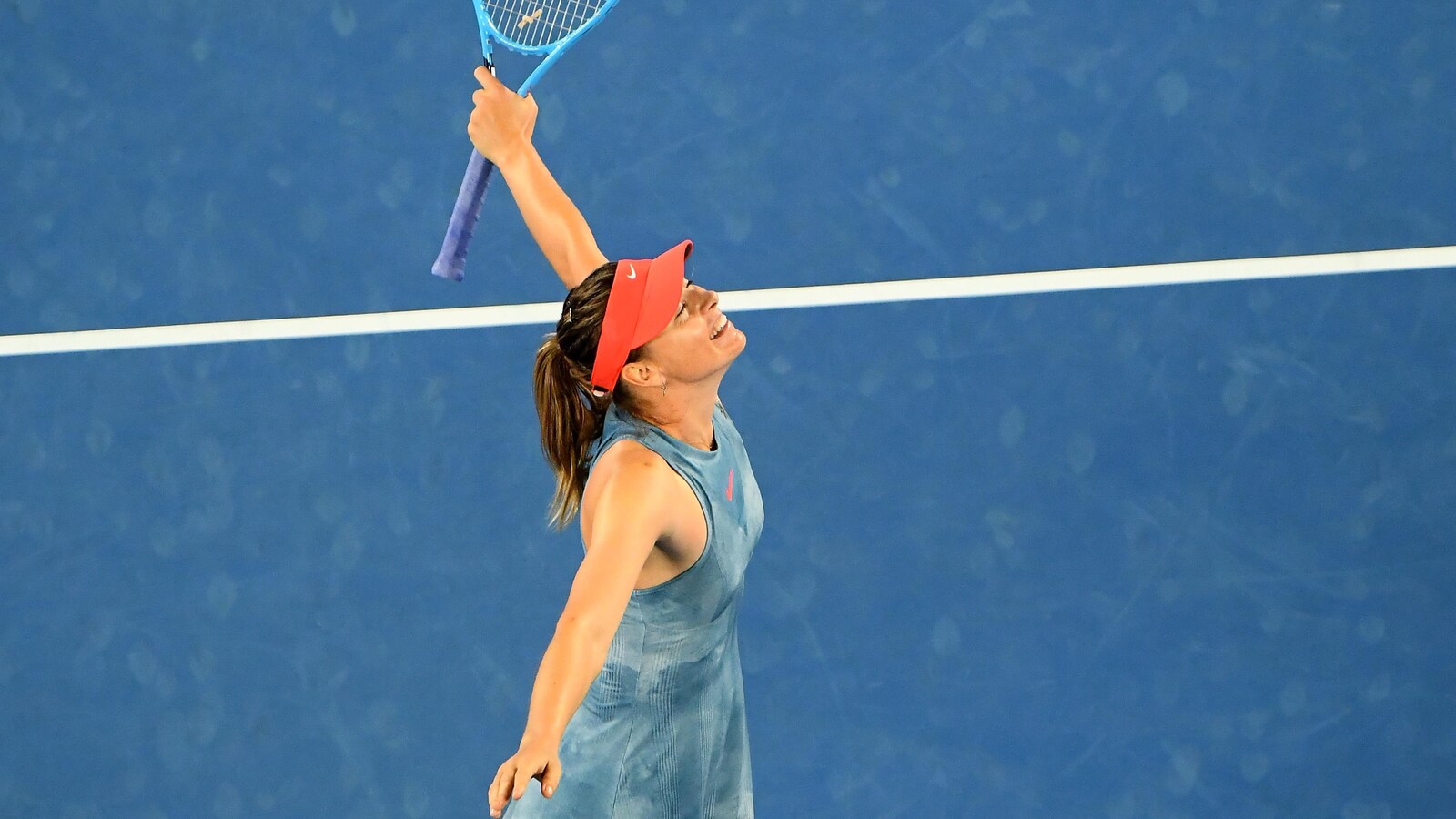 Maria Sharapova réagit à sa victoire sur Caroline Wozniacki en Australie.