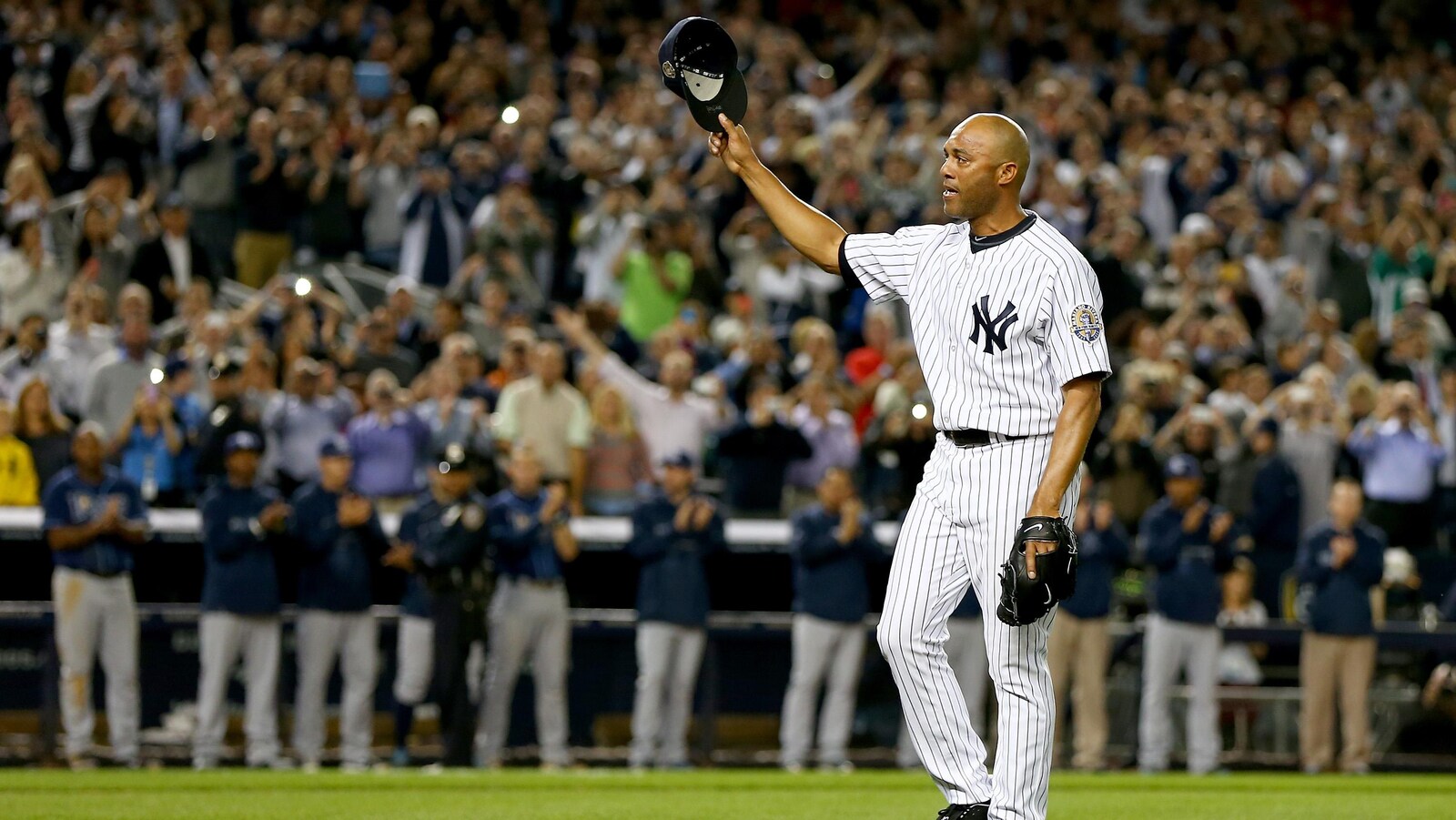 Le releveur Mariano Rivera salue la foule du Yankee Stadium à son dernier match à New York.