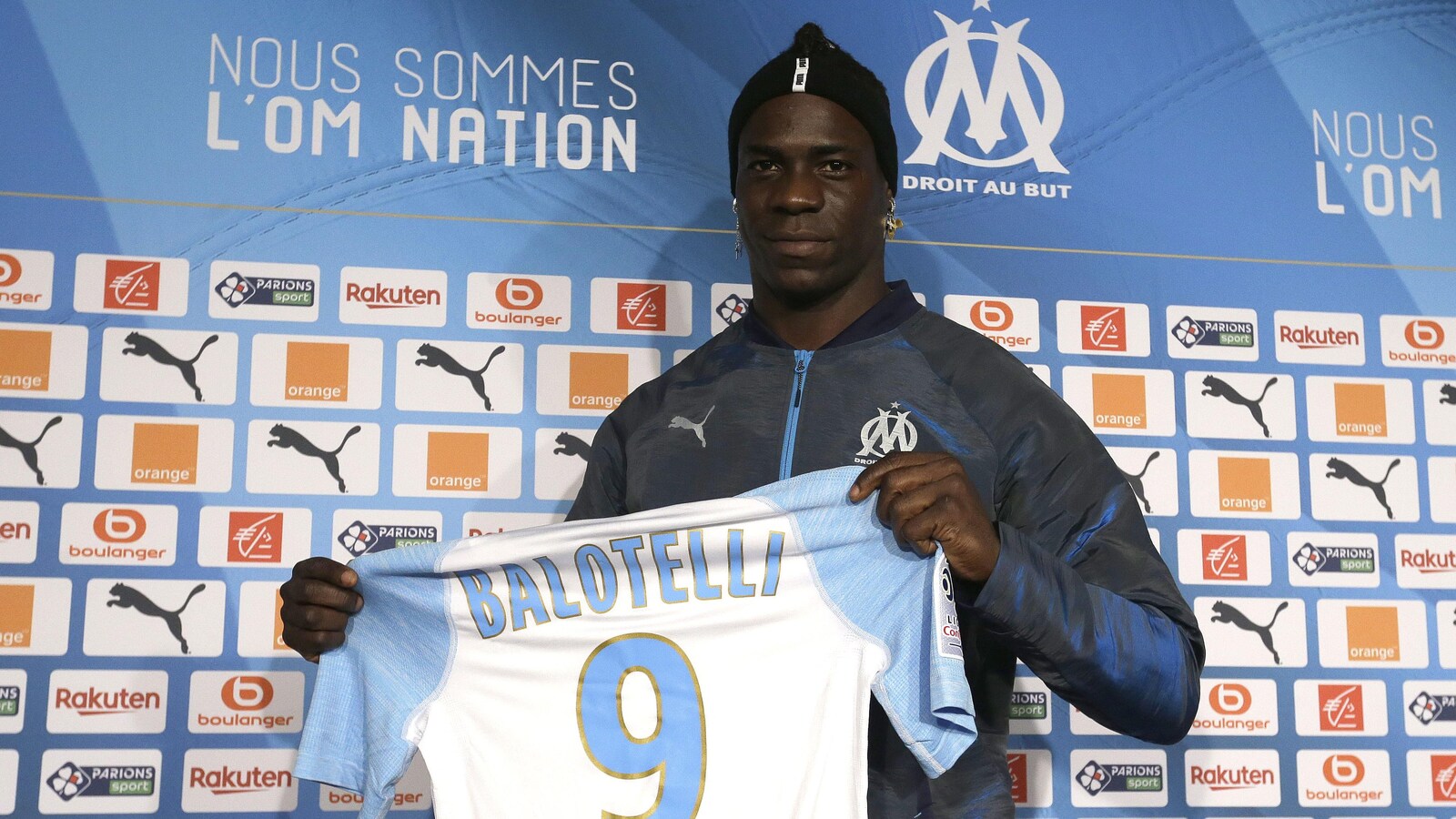 L'Italien Mario Balotelli montre son nouvel uniforme, celui de l'Olympique de Marseille, pendant une conférence de presse.