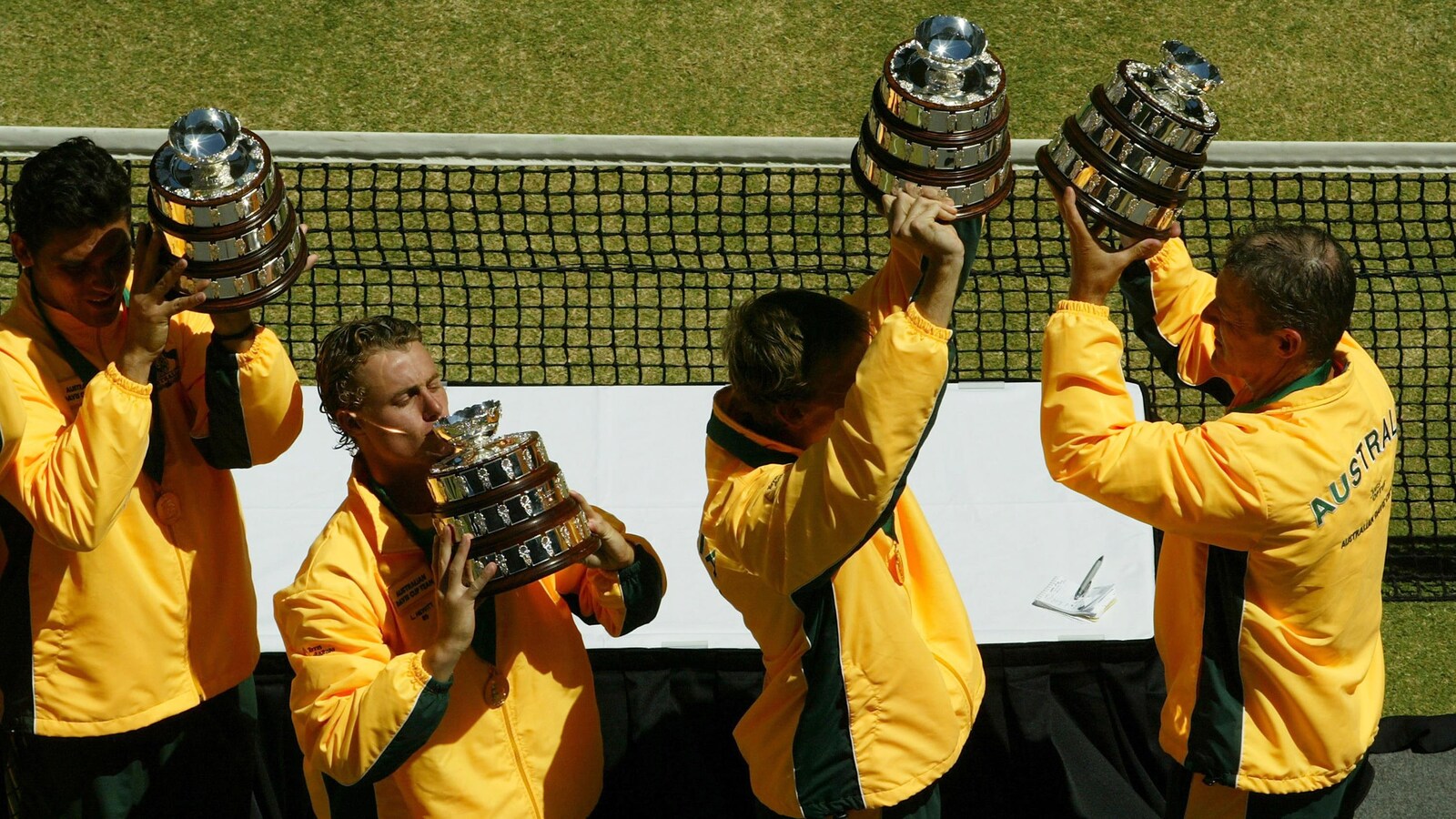 Il lève chacun un trophée.