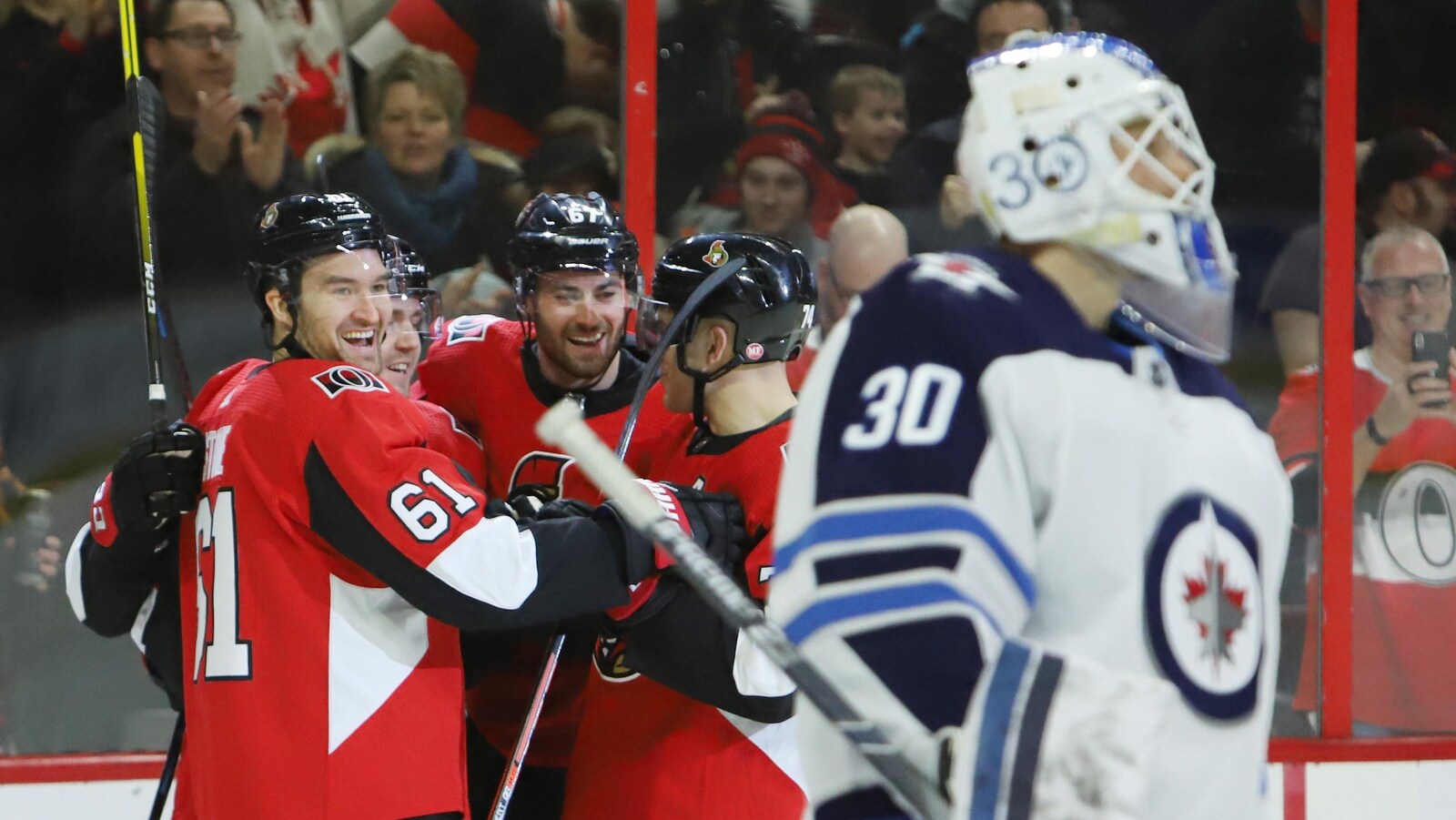 Mark Stone célèbre un but avec ses coéquipiers face aux Jets.