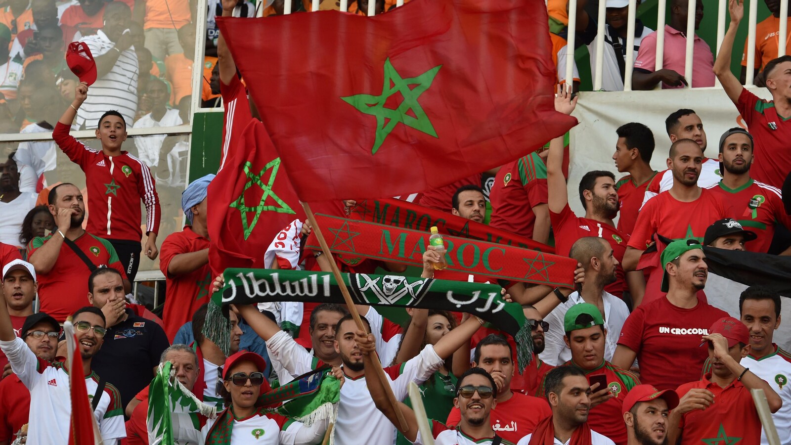 Des supporteurs de l'équipe marocaine encouragent leurs protégés lors d'un match qualificatif en vue du Mondial 2018.