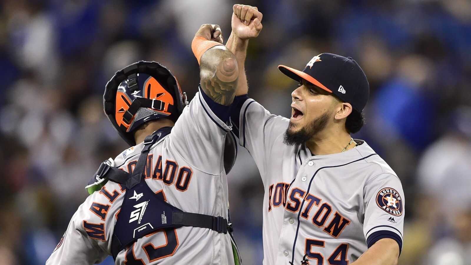 Martin Maldonado (no 15) et Roberto Osuna (no 45)
