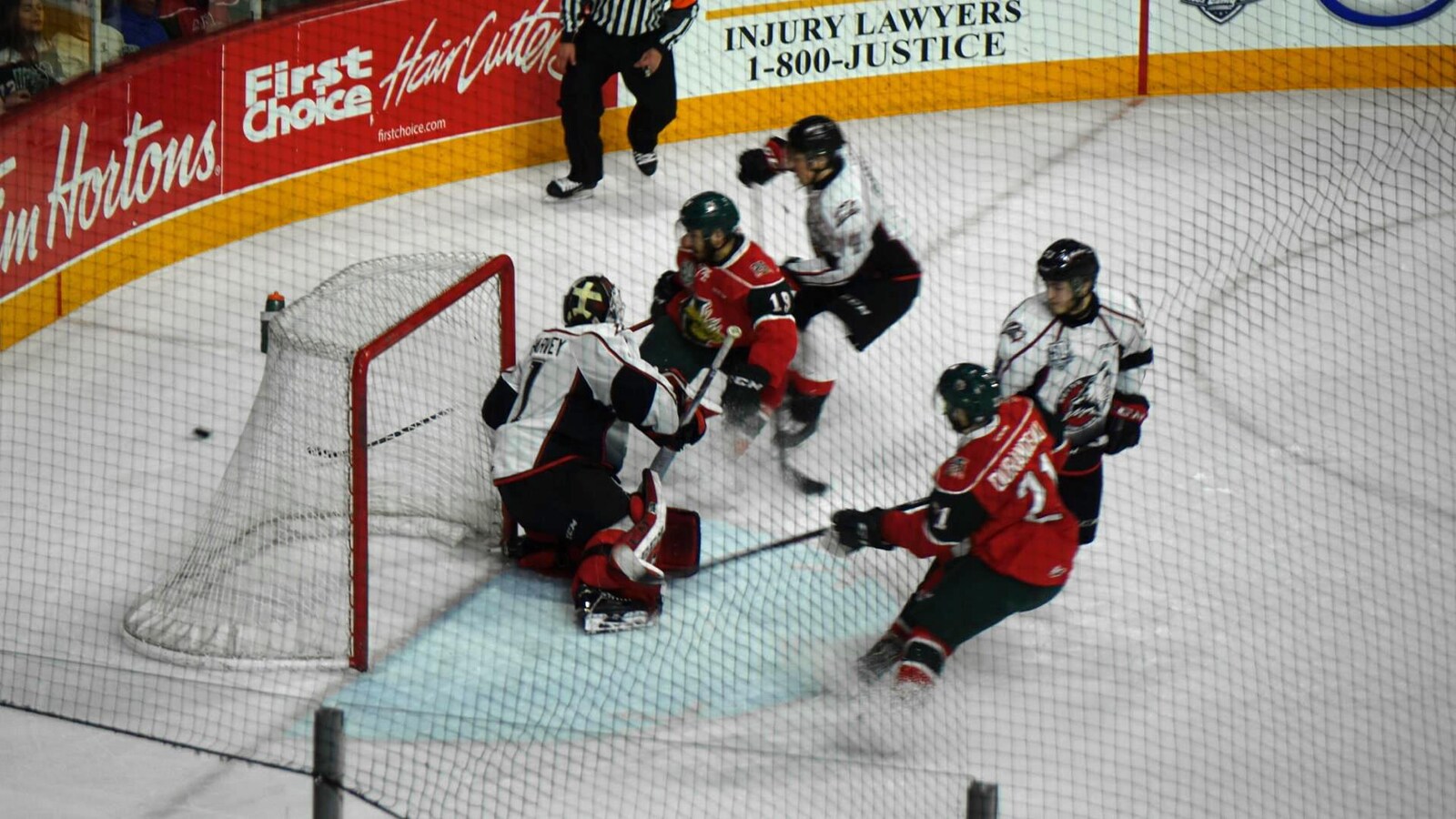 Samuel Harvey devant deux joueurs des Mooseheads.