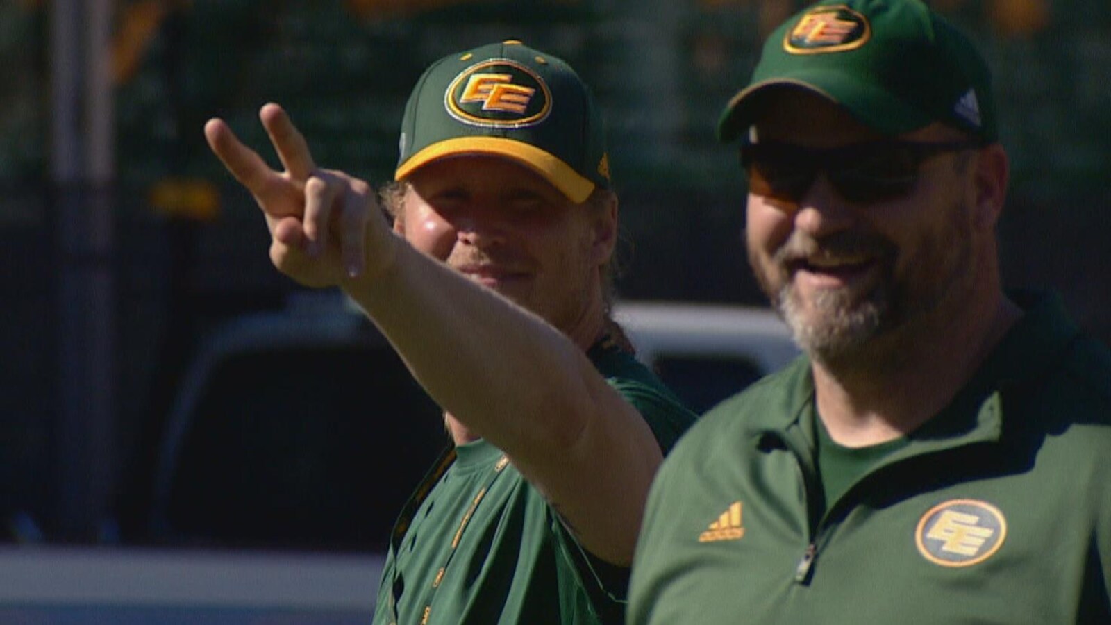 Mathieu Bertrand fait le « V » de la victoire avec ses doigts, sous l’œil amusé de Tim Prinsen, lors d'un entraînement des Eskimos.